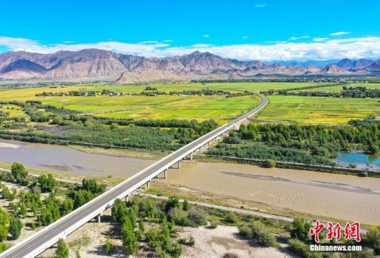 CMPunkByNature's tweet photo. Renqinggang Village, Bailang County, Shigatse City, pastoral, villages, rivers, highways, mountains radiance to each other, constitute a beautiful pastoral scenery picture. Xizang, China. https://t.co/liYpFKsmin