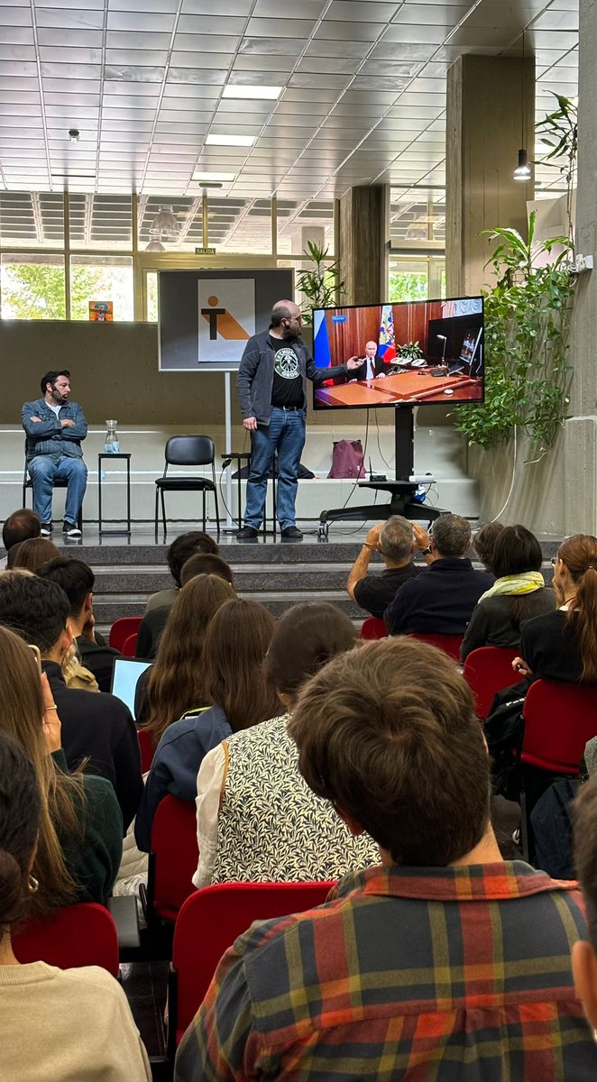 Ayer nos presentamos ante la comunidad académica en el hall de la <a href="/UCMccinf/">Facultad Ciencias Información</a> con gran asistencia de público. Nos acompañaron Javier Senovilla de <a href="/OgilvyES/">Ogilvy Spain</a> y Alejandro Pérez de Varia, que nos dieron una interesante visión sobre los #deepfakes y la #IA en el mundo actual. <a href="/pynm3/">PyNM - Periodismo y Nuevos Medios UCM</a>
