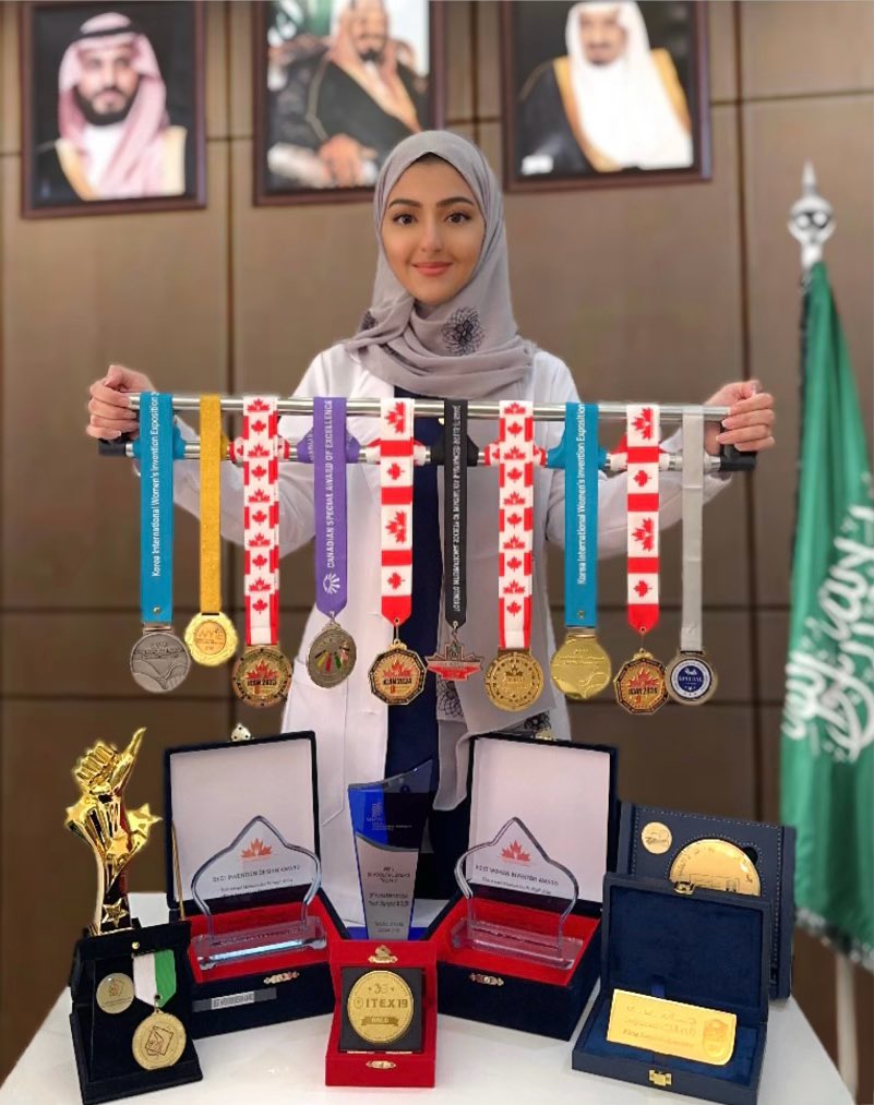تبارك #جامعة_الملك_سعود للطالبة ريناد الحسين من كلية الطب لحصولها على عدة جوائز وميداليات عالمية لاختراعين في مجال طب العيون، نالت على إثرها جائزة أفضل تصميم اختراع في العالم وميداليتين ذهبيتين في مسابقة "ICAN 2024" بكندا، وميدالية المنظمة العالمية للملكية الفكرية "WIIPA" في