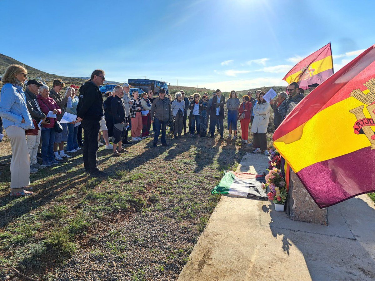 Ayer, hoy y siempre trabajando por la #memoriademocrática y en la lucha contra el fascismo. Esta mañana, en Arándiga, hemos asistido al homenaje a los 8 vecinos asesinados por el franquismo y arrojados a una fosa, acompañando a los brigadistas noruegos en su última visita.