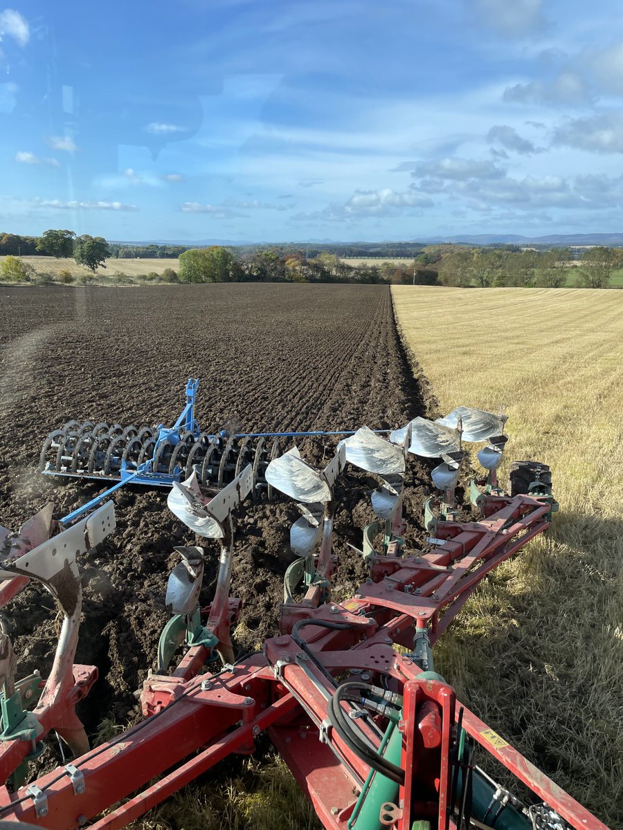bravo10_4's tweet photo. Perthshire countryside looking stunning on a cold but sunny day.
Perfect conditions for ploughing to get winter wheat drilled tomorrow.
#bestofficewindow https://t.co/vZNCkXaleE