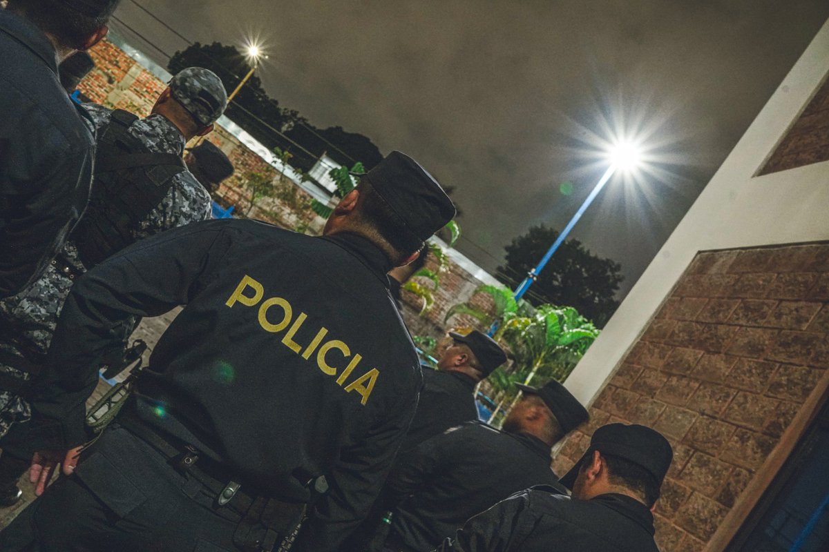 NoticieroSLV's tweet photo. Se efectuaron allanamientos en San Salvador, Santa Ana, La Libertad y La Paz. Uno de los lugares donde se hicieron las inspecciones necesarias fue en un hotel ubicado en la autopista a Comalapa, el cual era utilizado para alojar a las víctimas que iban a ser llevadas a la nación norteamericana.