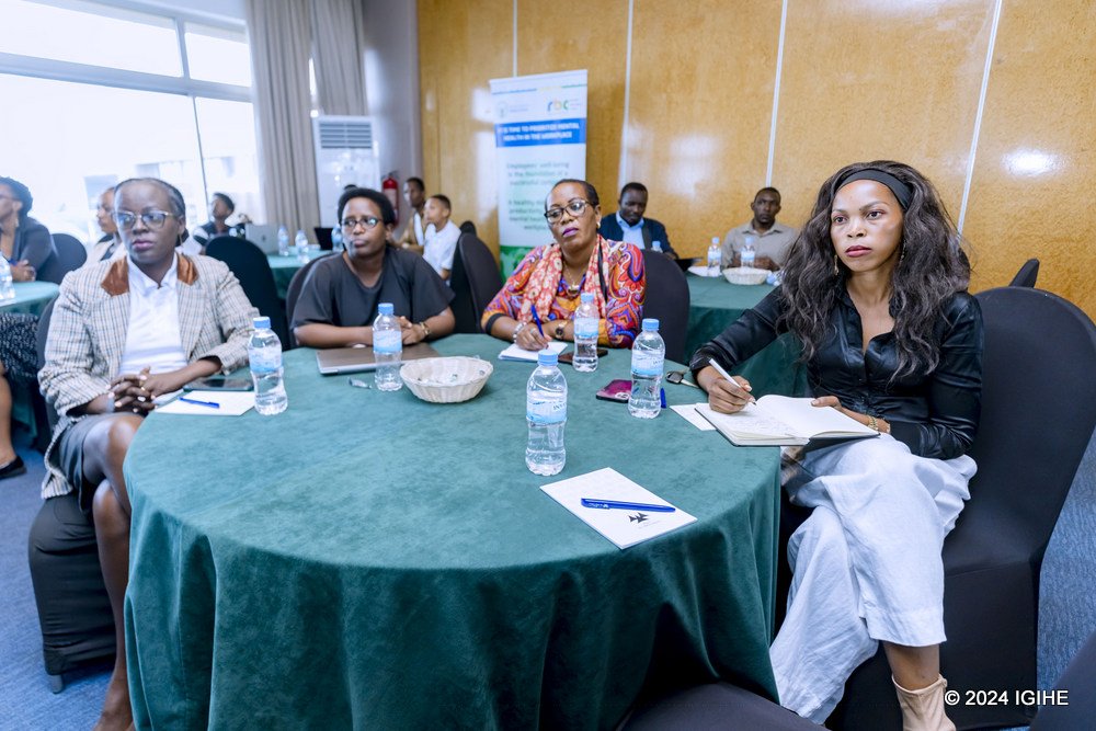 Ubushakashatsi bwagaragaje ko abakozi 32% bo mu bigo bifite abakozi barenga 100 mu Rwanda, batekereje kwiyahura kubera ibibazo byo mu mutwe.
Bugaragaza kandi ko 63% by’abakozi basiba akazi batabwira abakoresha ko basibye kubera ibibazo byo mu mutwe.