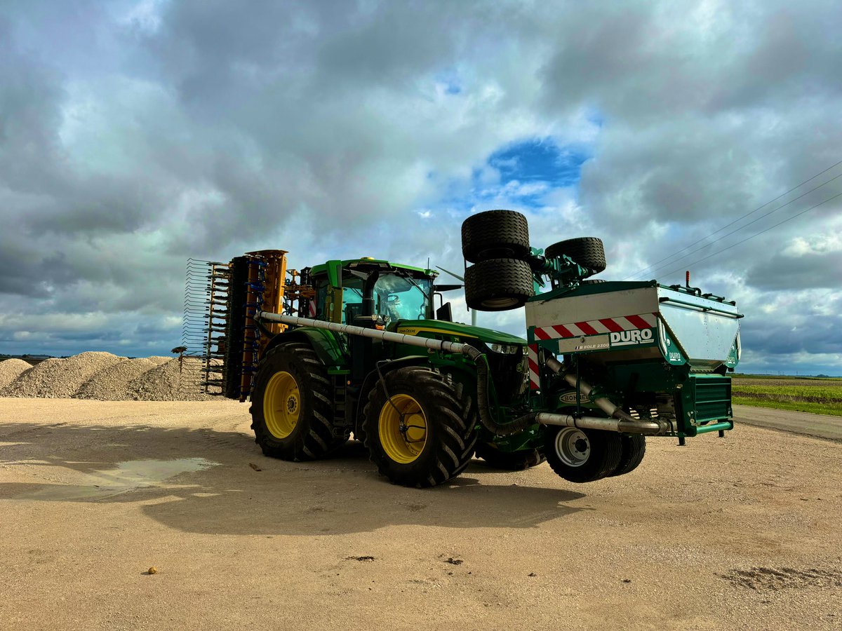 Notre premier ensemble de semis est prêt à se lancer dans les plaines de Beauce pour les semis d’automne 
Trémie Eole 2300, tasse avant Bonnel, John Deere 7r350 avec télégonflage, combiné Alpego Dmax et ligne de semi Rotal 🌾💨