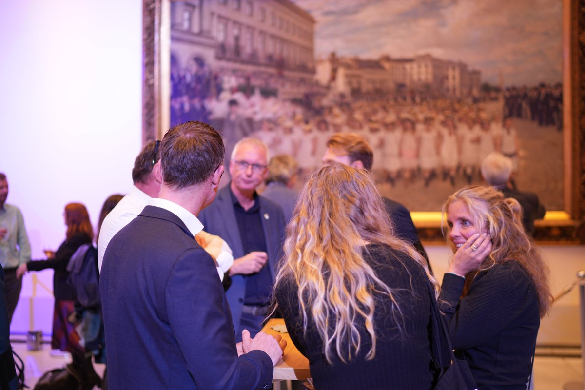 <a href="/ArthVanDijk/">CvdK Arthur van Dijk</a> <a href="/EU_Commission/">European Commission</a> We sluiten af met een receptie, waarbij de provincies kennismaken met stakeholders uit de EU-instellingen, het maatschappelijk middenveld en andere EU-regio’s.

Al met al een geslaagde dag en daarmee voor provincies een goede 22e editie van de Europese Week van Regio’s en Steden!