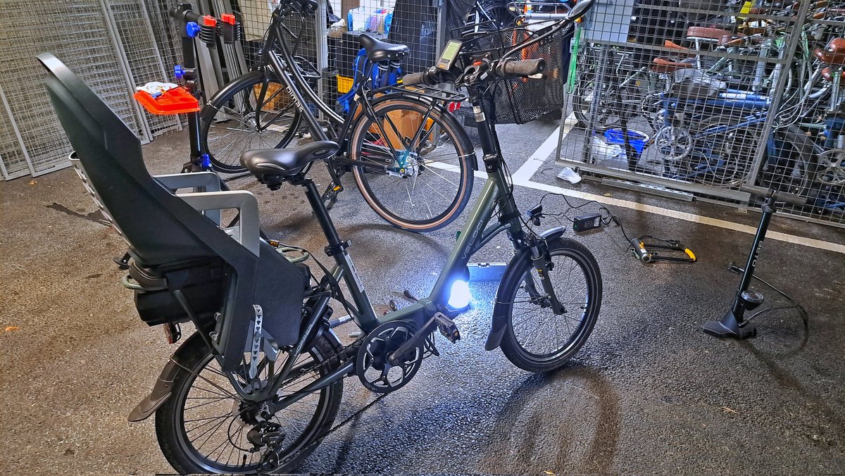 We enhance e-bikes with custom accessories for daily adventures. Check out our foldable e-bike, ready to be loaned to one of our participants. It’s perfect for commutes and car transport, featuring a removable child seat and basket for fun outings with a little passenger! 👌🏻♻️🚲