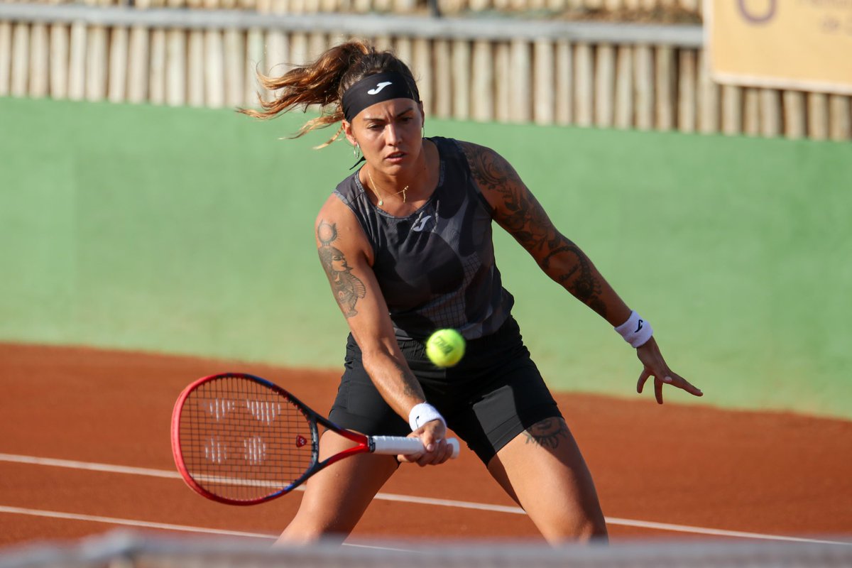 copanadiatenis's tweet photo. Aliona Bolsova vence el duelo español ante Ángela Fita por 6-4 / 3-6 / 6-2, en una batalla que se prolongó casi a las tres horas de partido.

@alibolsova segunda semifinalista de la Copa Nadia 🙌🏻

#CopaNadia #TenisAndalucía
@fattenis @rfetenis @worldtennis 
@ayto_sevilla https://t.co/96LT01Gmva