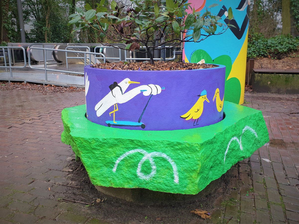 #ixelles un peu de #streetart pour égayer la sortie du métro Delta sur le campus ULB
Une oeuvre de l'artiste Margot Merandon 🇫🇷
#AimerXL #HouVanXL #LoveXL