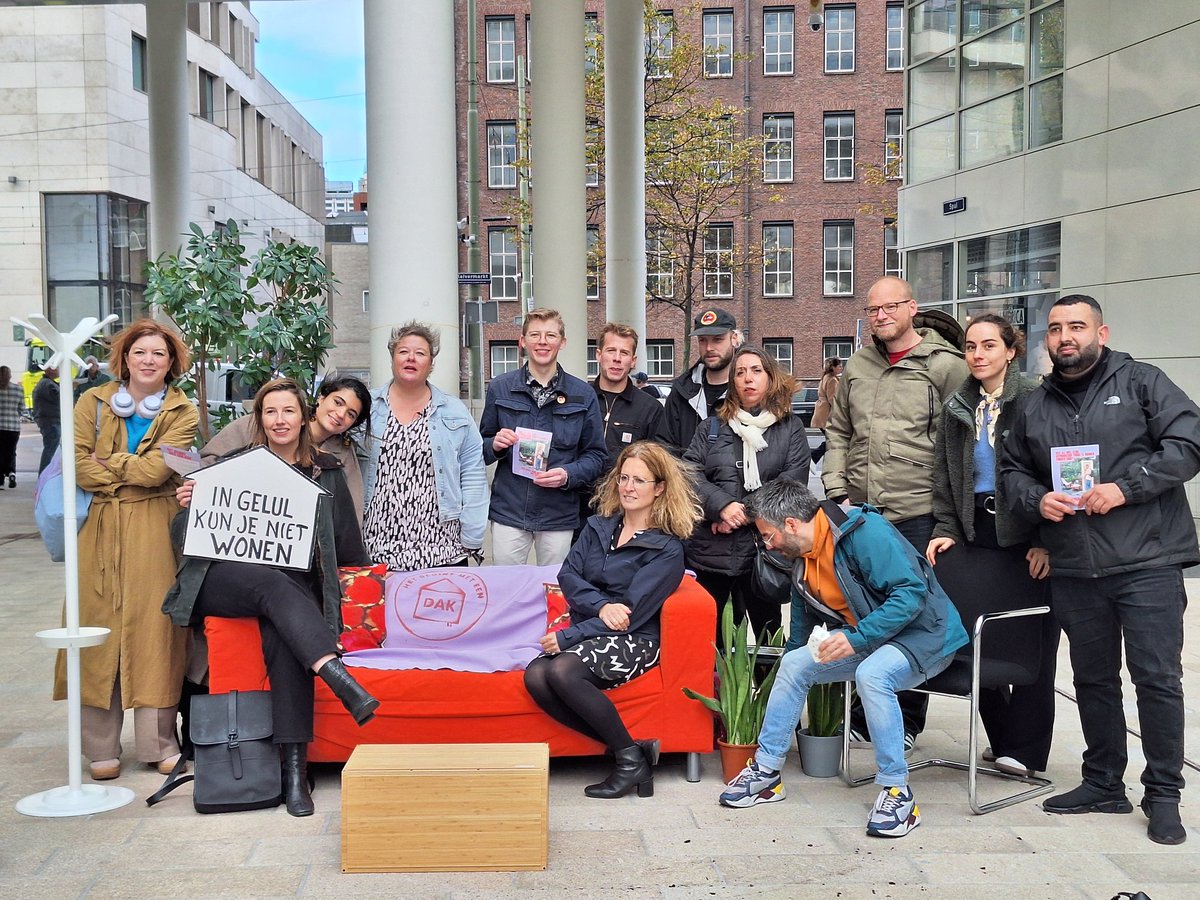 Ook de Haagse gemeenteraad heeft een 'Huiskamer zonder dak' ingericht vandaag in het kader van Wereld Dakloze Mensen Dag. Super actie!