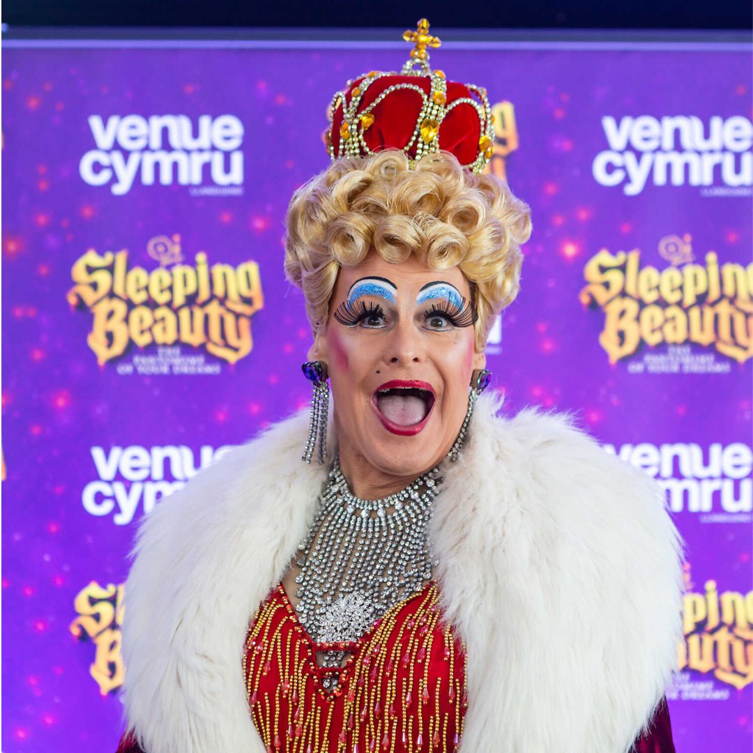 The Venue Cymru team were saddened to hear of the passing of our friend, Nigel Ellacott. Nigel starred in many pantos at Venue Cymru and brought laughter to so many over the years. Our thoughts are with his family and friends. The panto world is a little less bright without him.