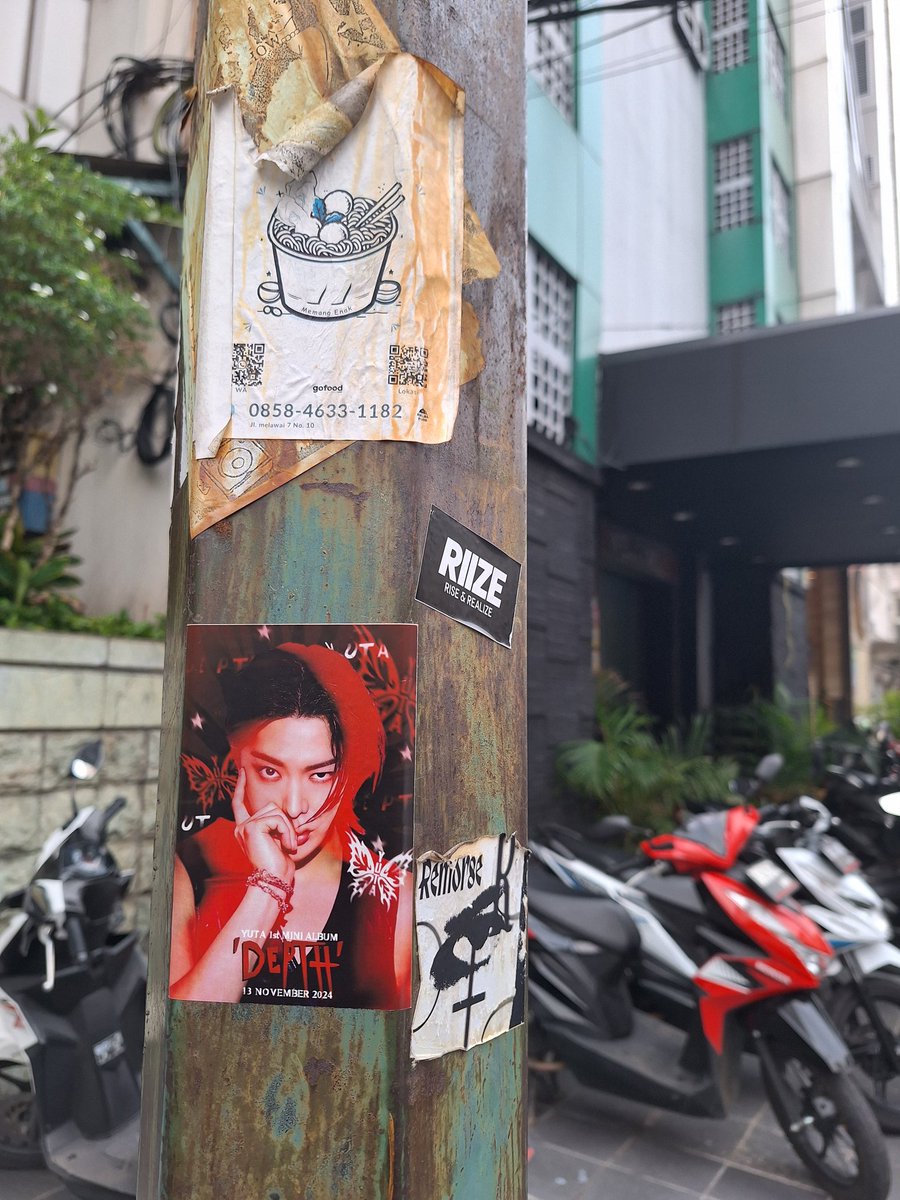 yutami dan chilzen, kalau main ke Blok M jangan lupa tengok kanan kiri ya, ada poster Yuta Ganteng loh di setiap tiang listrik dan tembok 😚😚

📍sekitaran Blok M Square, Taman Literasi, pokoknya disitu semua sudut ada ☺️