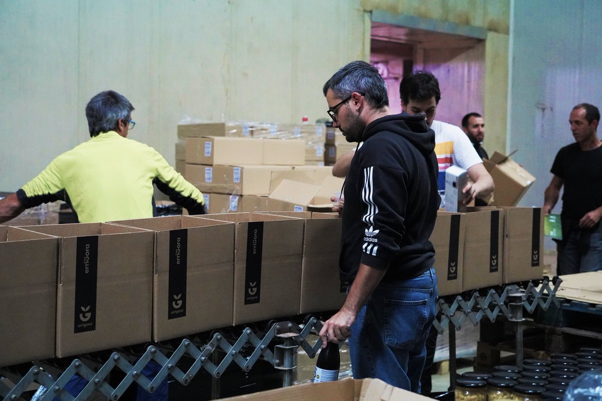 errigora's tweet photo. Gaur ekoizleen #auzolana dugu Noainen 📦🤝 

Udazkenaren etorrerarekin batera Errigorako sarea martxan da!

#AgerrekoUzta
#EuskarariPuzka https://t.co/OY3OP3YJPM