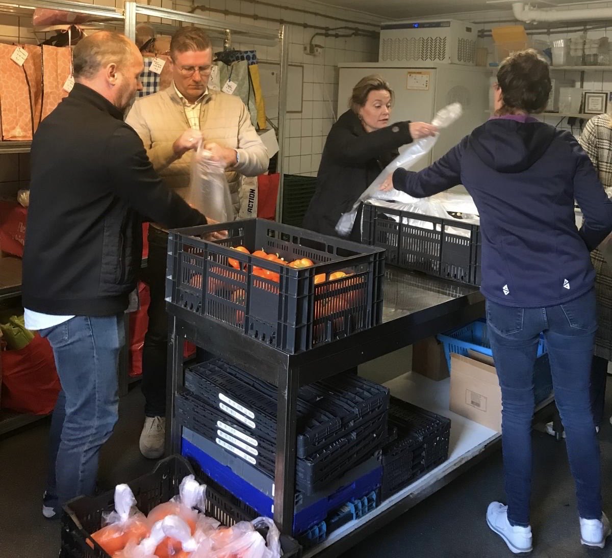 Burgemeester en ambtenaren aan de slag in de Voedselbank. Zij waren daadwerkelijk in de buurt. #ridderkerk