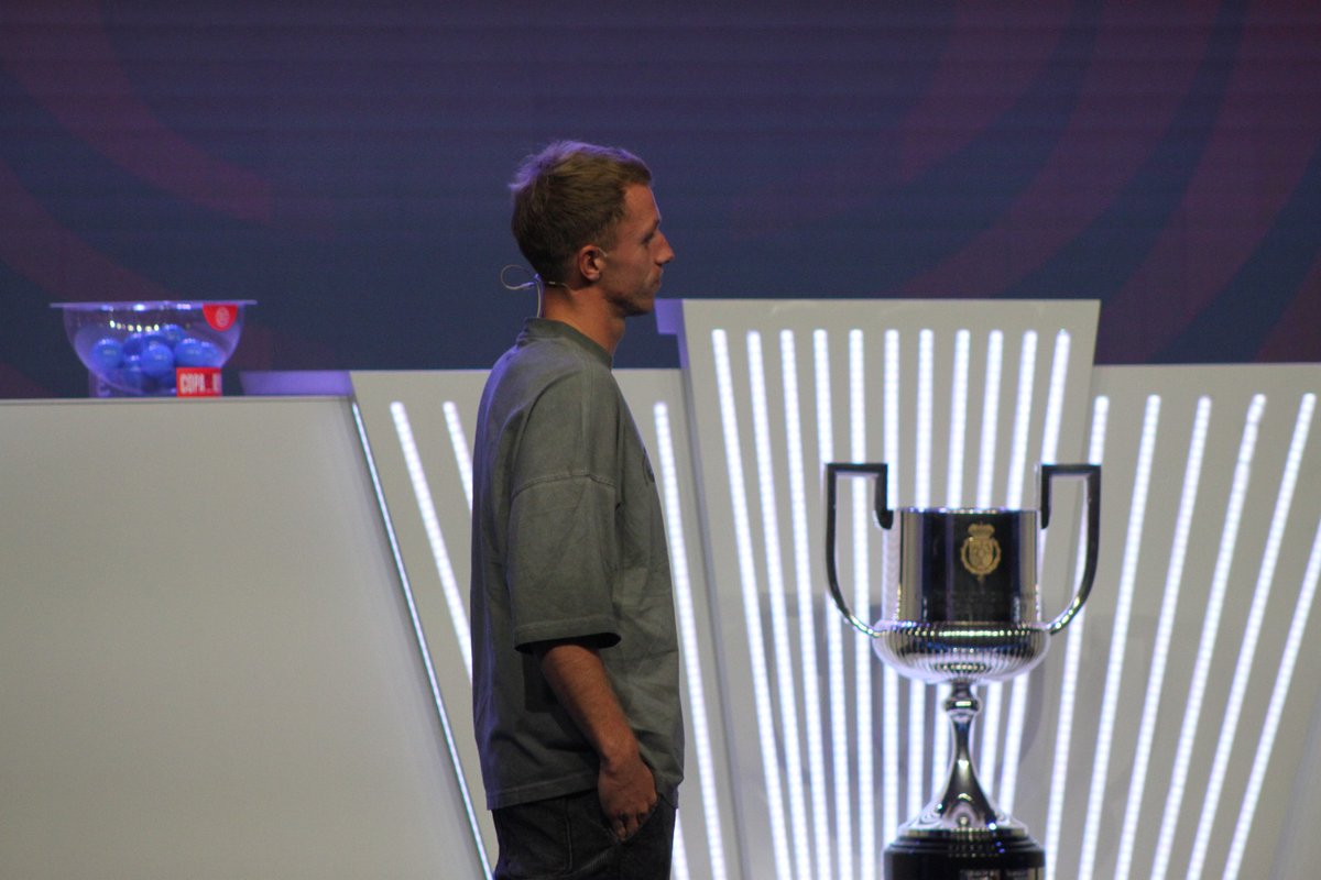 Álvaro Escolano, jugador de <a href="/LasRozas_CF/">Las Rozas CF</a>, ha sido la mano inocente que ha sacado la bola de su club en el sorteo que finalmente le ha emparejado con el <a href="/SevillaFC/">Sevilla Fútbol Club</a> 

Un histórico del fútbol español visitará la Dehesa de Navalcarbón