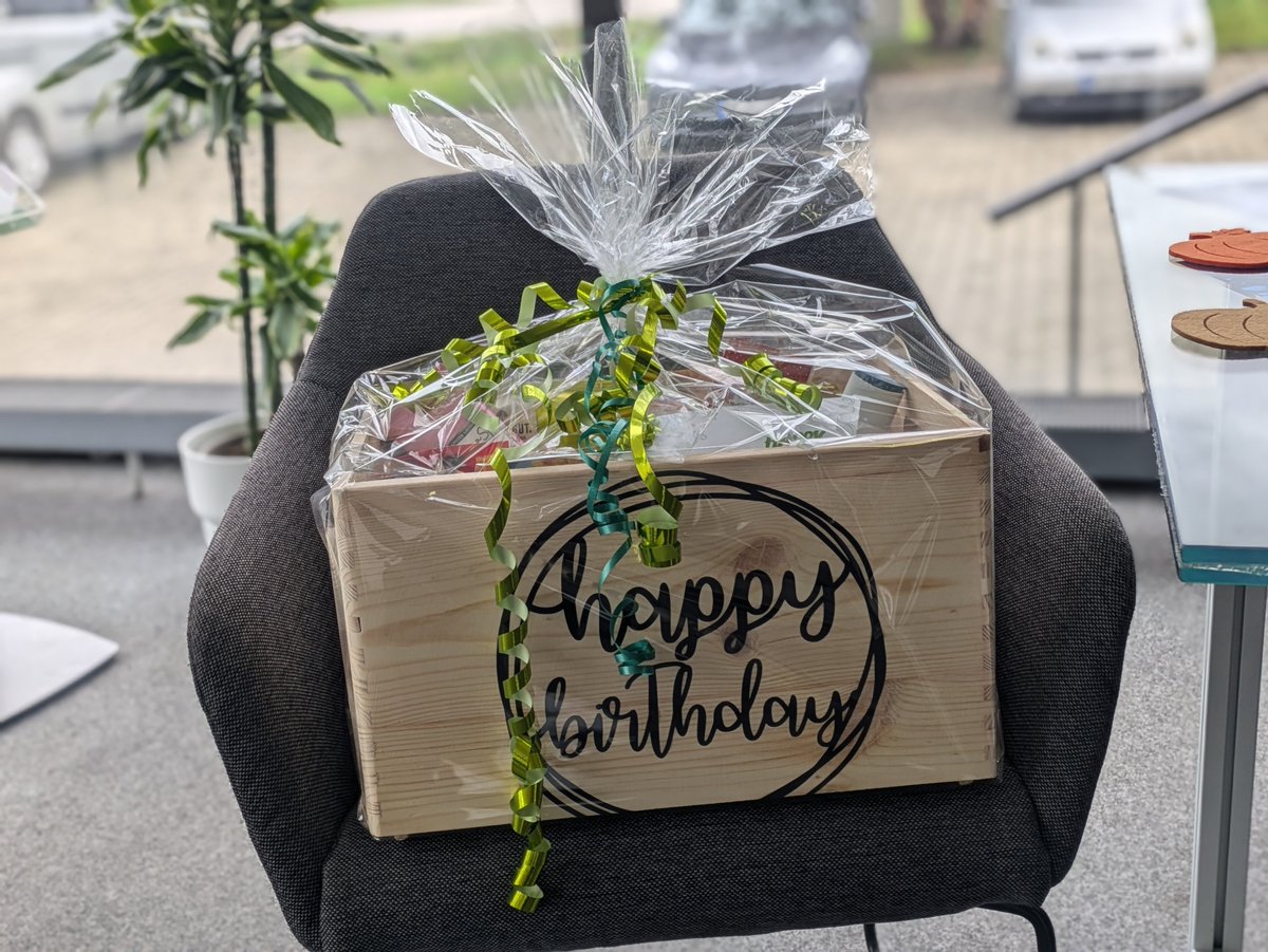 AxSunSolar's tweet image. 🎉🥳 Unsere liebe Chefin Moni hatte vor Kurzem Geburtstag, und heute lässt sie es richtig krachen!

🍾🍰 

Auf dich, Moni! 🥂💼 #DankeChefin #Geburtstagsfeier #WirFeiernDich #SolarEnergy #SonnigeZeiten