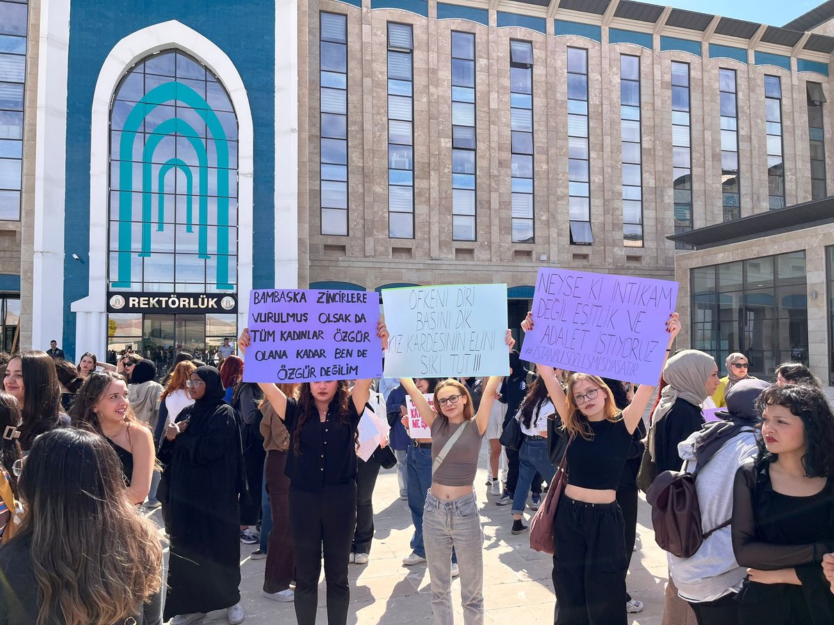 BURADAN ; AYBÜ’DEN TÜM KADINLARA SESLENİYORUZ:
ASLA YALNIZ DEĞİLİZ. BU DÜZENİN BİZLERİ MAHKUM ETTİĞİ KORKU ATMOSFERİNDE SIKIŞIP KALMAYACAĞIZ. ÖFKEMİZ BU DÜZENİ DEĞİŞTİRECEK!
YAŞASIN FEMİNİST MÜCADELEMİZ!