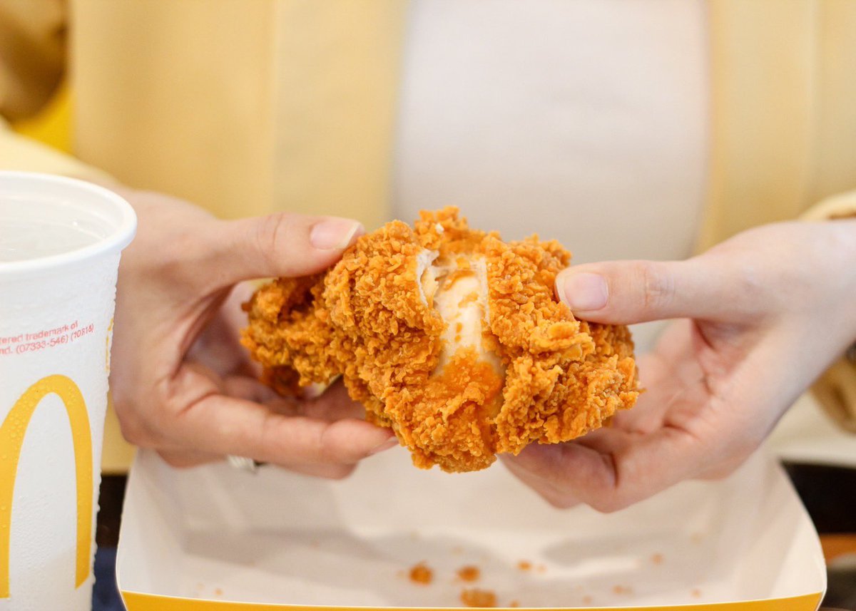 aroii's tweet photo. เมนูใหม่!! ที่พวกเราลองมาแล้วจอยสุดๆ กับ แมคนักเก็ตสไปซี่ และไก่ทอด Spicy จาก McDonald’s

🍗✨นักเก็ตสุดฟินกับไก่ทอดแน่นนุ่มๆ กับชิลลี่เฟลค ผสมความเผ็ดร้อน ต้องชุดนี้เลย Spicy Combo 1🌶️ ที่รว��ความอร่อยจากไก่ทอดแมคสไปซี่ 1 ชิ้น แมคนักเก็ตสไปซี่ 4 ชิ้น และน้ำอัดลม (16oz) 1 แก้ว กินคู่กันเข้ากันสุดๆ ความอร่อยเผ็ดแบบสะใจ โมเมนต์ไหนก็สุดจอย
แบบนี้ห้ามพลาดเด็ดขาด กับราคาโดนๆ

🍗ชุด Spicy Combo 1 เริ่มต้นเพียง 99.-
🍗 แมคนักเก็ตสไปซี่ ใหม่! ในราคาพิเศษ จำนวน 6 ชิ้น เริ่มต้นเพียง 69 บาท (ราคาปกติ 95 บาท) 

📌 McDonald’s ทุกสาขา
📅 9 Oct-3 Dec 2024

#aroii 
#แมคโดนัลด์ #McDonalds
#อร่อยเผ็ดสะใจโมเมนต์ไหนก็สุดจอย #McSpicyLover
#McNuggetSpicy
#McFriedChickenSpicy