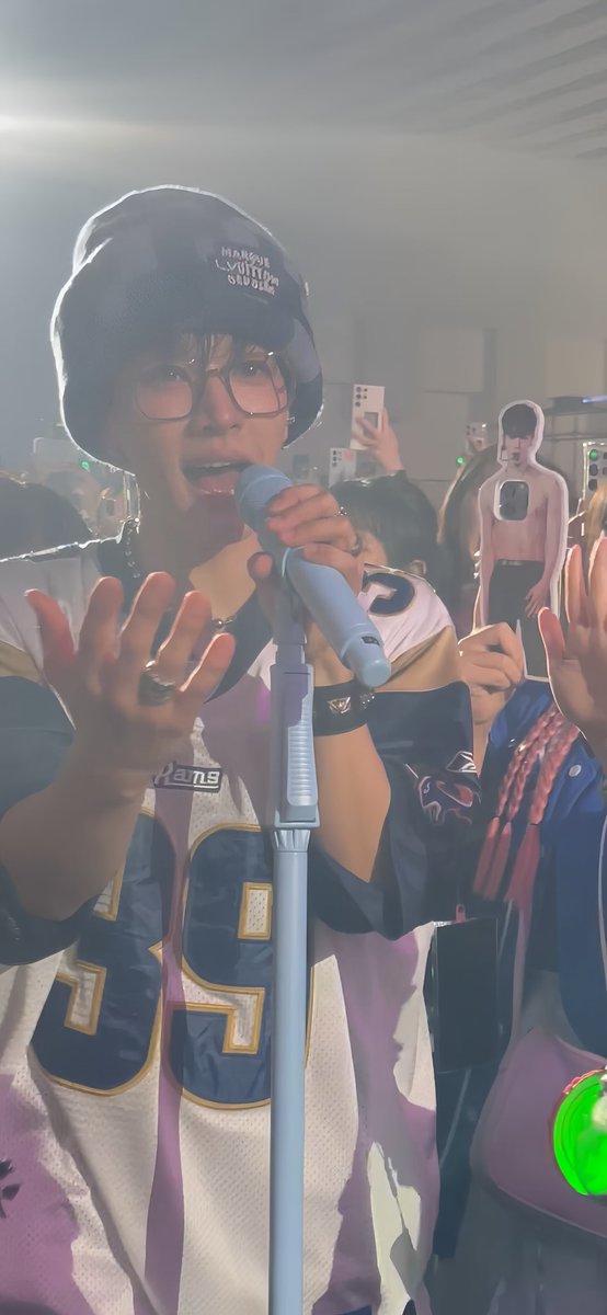 아니미친 오른쪽에 폰케이스야?????