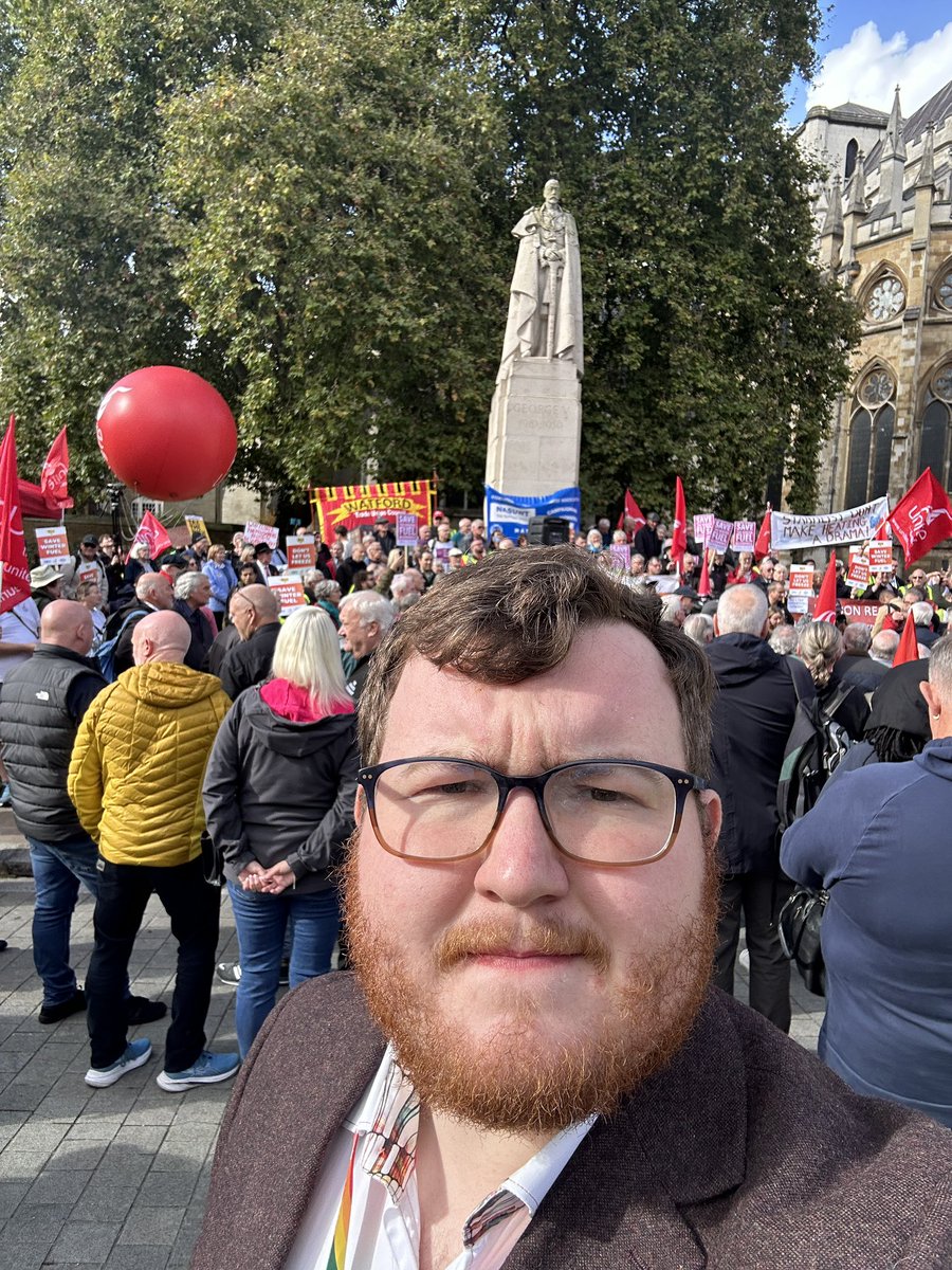 JamesGilesRBK's tweet photo. Pleasure to attend the @unitetheunion demonstration in Parliament this week defending the Universal Winter Fuel Payment.

In Kingston, @RBKIndependents will be bringing a motion on this matter before Full Council on Tuesday 15th October. https://t.co/OSCzlY4x3o