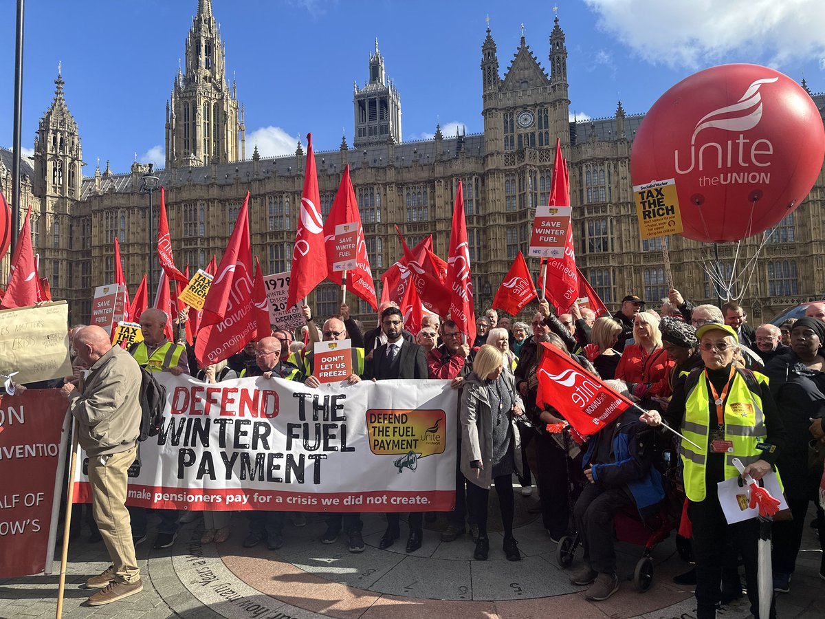 JamesGilesRBK's tweet photo. Pleasure to attend the @unitetheunion demonstration in Parliament this week defending the Universal Winter Fuel Payment.

In Kingston, @RBKIndependents will be bringing a motion on this matter before Full Council on Tuesday 15th October. https://t.co/OSCzlY4x3o