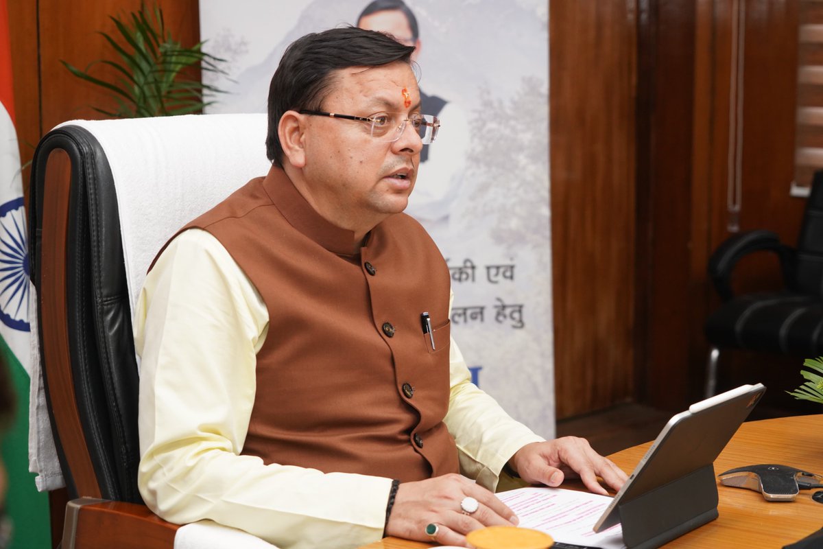ukcmo's tweet photo. मुख्यमंत्री श्री पुष्कर सिंह धामी ने राज्य में आर्थिकी और पारिस्थतिकी में संतुलन के लिए ‘त्रि-स्तम्भीय और नौ-सूत्रीय रणनीति कार्यक्रम का शुभारंभ किया। मुख्यमंत्री के मार्गदर्शन में राज्य में इकोलॉजी और इकोनॉमी में संतुलन के लिए  नियोजन विभाग द्वारा तीन स्तम्भों समुदाय सशक्तिकरण अभियान, नवाचार एवं तकनीकी अभियान तथा वित्तीय स्वायत्तता एवं साक्षरता अभियान पर रणनीति बनाई गई है।

मुख्यमंत्री ने कहा कि प्रधानमंत्री श्री नरेन्द्र मोदी के विकसित भारत के संकल्प को पूर्ण करने के लिए हम सबको अपना विशेष योगदान देना है। राज्य सरकार द्वारा विकास के साथ ही पर्यावरण संतुलन पर विशेष ध्यान दिया जा रहा है। उन्होंने कहा कि आज जो ‘त्रि-स्तम्भीय और नौ-सूत्रीय रणनीति कार्यक्रम का शुभारंभ किया गया है, इस पर सभी विभाग तेजी से कार्य करेंगे। सभी विभागों को नवरात्रि के पावन पर्व पर संकल्प लेकर राज्य में आर्थिकी एवं पारिस्थितिकी में संतुलन बनाकर कार्य करने की दिशा में आगे बढ़ना है।

मुख्यमंत्री द्वारा राज्य की आर्थिकी एवं पारिस्थितिकी में संतुलन के लिए प्रत्येक स्तम्भ के लिए तीन सूत्रीय रणनीति बनाई गई है। पहले स्तम्भ समुदाय सशक्तिकरण अभियान के तहत तीन सूत्र पारंपरिक प्रथाओं का पुनरावर्तन, उचित उपभोग हेतु व्यवहार परिवर्तन एवं युवाओं का कौशल उन्नयन है।

वहीं दूसरे स्तम्भ नवाचार एवं तकनीकी अभियान के तहत तीन सूत्र ग्रीन टेक्नोलॉजी को प्रोत्साहन, तकनीकी आधारित त्वरित समाधान एवं सर्कुलर इकोनॉमी का अंगीकरण है। तीसरा स्तम्भ वित्तीय स्वायत्तता एवं साक्षरता अभियान के तहत तीन सूत्र ग्रीन प्रैक्टिसेज का मानकीकरण, कार्बन क्रेडिट हेतु सहभागिता एवं सतत परियोजनाओं हेतु ब्रिज फंडिंग की रणनीति है।

इस अवसर पर मुख्य सचिव श्रीमती राधा रतूड़ी, अपर मुख्य सचिव श्री आनंद बर्द्धन, प्रमुख सचिव न्याय श्री प्रदीप पंत, प्रमुख सचिव श्री आर.के सुधांशु, श्री एल. फैनई, सचिव श्री शैलेश बगौली, श्री दिलीप जावलकर, डॉ. बी.वी.आर.सी. पुरूषोत्तम, डॉ. पंकज कुमार पाण्डेय, श्री चन्द्रेश यादव, श्री वी. षणमुगम, श्री विनोद रतूड़ी, निदेशक अभियोजन श्री पी.वी.के प्रसाद, अपर सचिव श्री विजय कुमार जोगदंडे एवं संबंधित अधिकारी उपस्थित रहे।