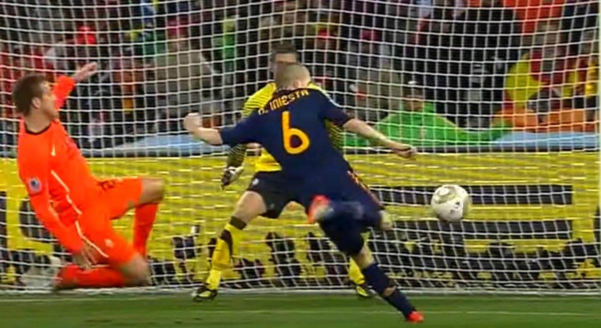 _vicentone's tweet photo. Iniesta de mi vida. Gracias por todo: por tu fútbol maravilloso, pura magia con el balón, por tu humildad y por ese gol con el que tus coetáneos ya nos podemos morir tranquilos habiendo ganado un Mundial. Nunca te olvidaremos. Eres historia del fútbol. Mil gracias @andresiniesta8 https://t.co/s8VPJz5hGD