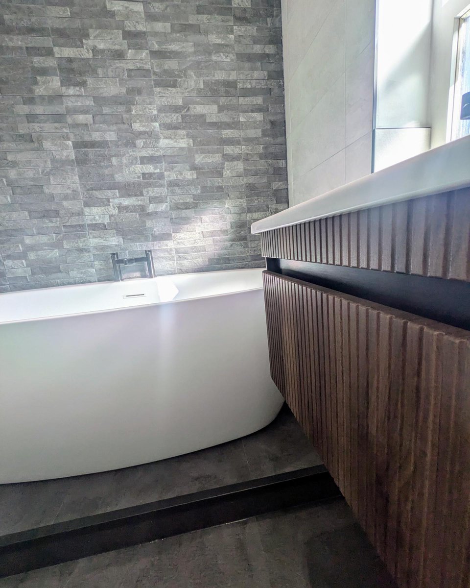 AndyFarnworth86's tweet image. Check out this week&apos;s bathroom renovation in walmley for a previous customer 
Looks absolutely stunning !🔥

Products supplied by Clifton Trade Bathrooms Minworth 

#freestandingbath 
#featurewall 
#TileFeature 
#bathroomdesign 
#BathroomRemodel 

Give us a follow