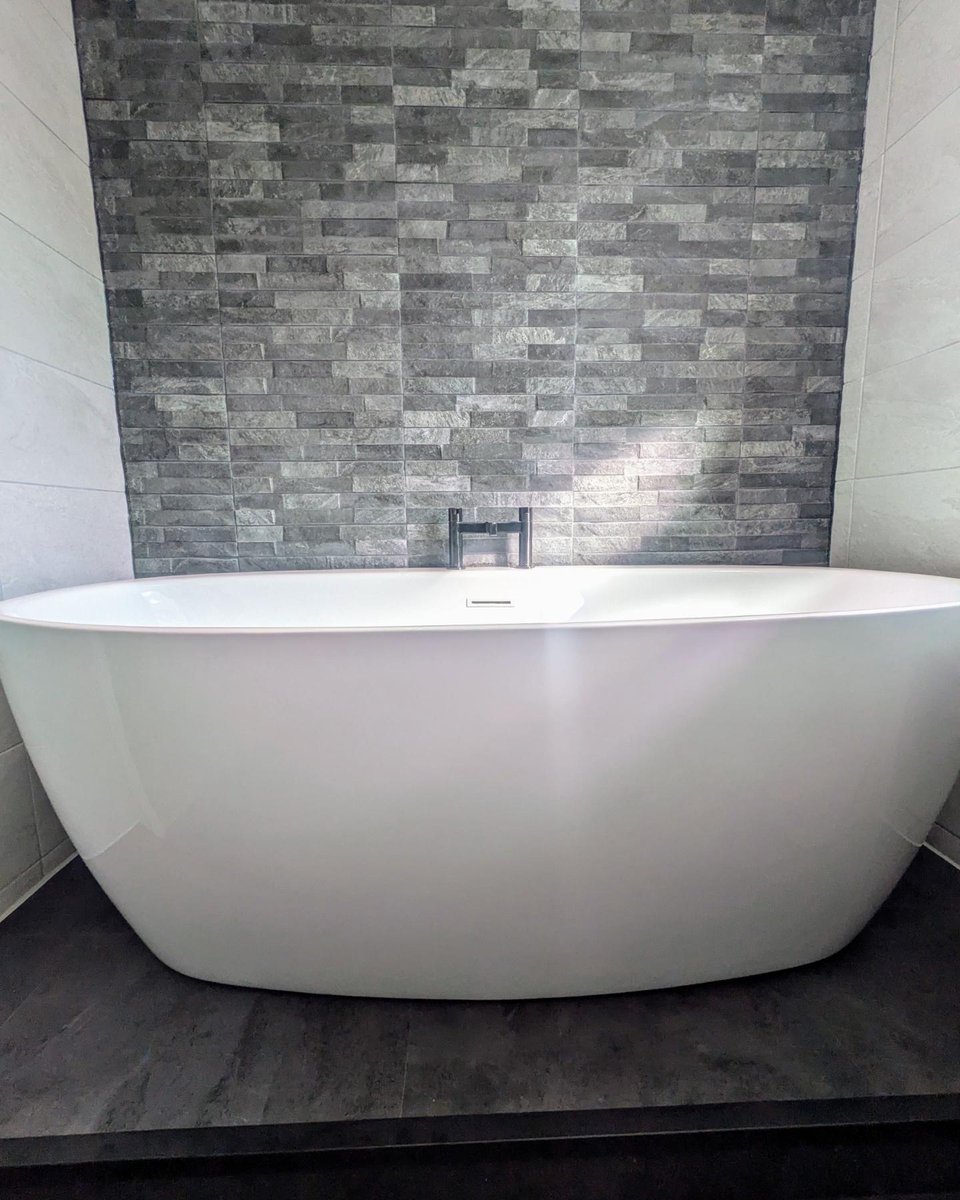 AndyFarnworth86's tweet image. Check out this week&apos;s bathroom renovation in walmley for a previous customer 
Looks absolutely stunning !🔥

Products supplied by Clifton Trade Bathrooms Minworth 

#freestandingbath 
#featurewall 
#TileFeature 
#bathroomdesign 
#BathroomRemodel 

Give us a follow