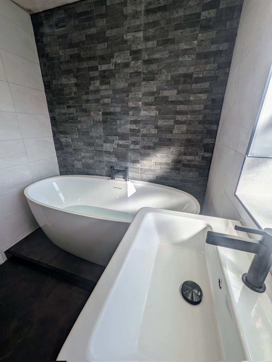 AndyFarnworth86's tweet image. Check out this week&apos;s bathroom renovation in walmley for a previous customer 
Looks absolutely stunning !🔥

Products supplied by Clifton Trade Bathrooms Minworth 

#freestandingbath 
#featurewall 
#TileFeature 
#bathroomdesign 
#BathroomRemodel 

Give us a follow