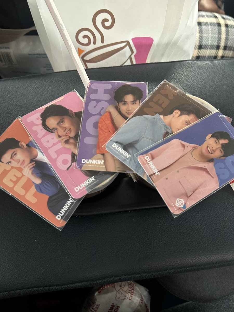 SO AYUN NA NGA. ANG ISA AY NAGING LIMA. NILIBRE KO FAMILY KO TO GET FOUR MORE. HAHAHAHA I MUST SAY, SI JOSH ANG STAND OUT DITO SA PHOTOSHOOT NA TO NG DUNKIN. SABI NG FRIEND KO LAKAS MAKA-90s TO EARLY 2000s VIBES. TBH THE DANILO BARRIOS VIBES IS SO STRONG SA PHOTOCARD NIYA NA ITO!