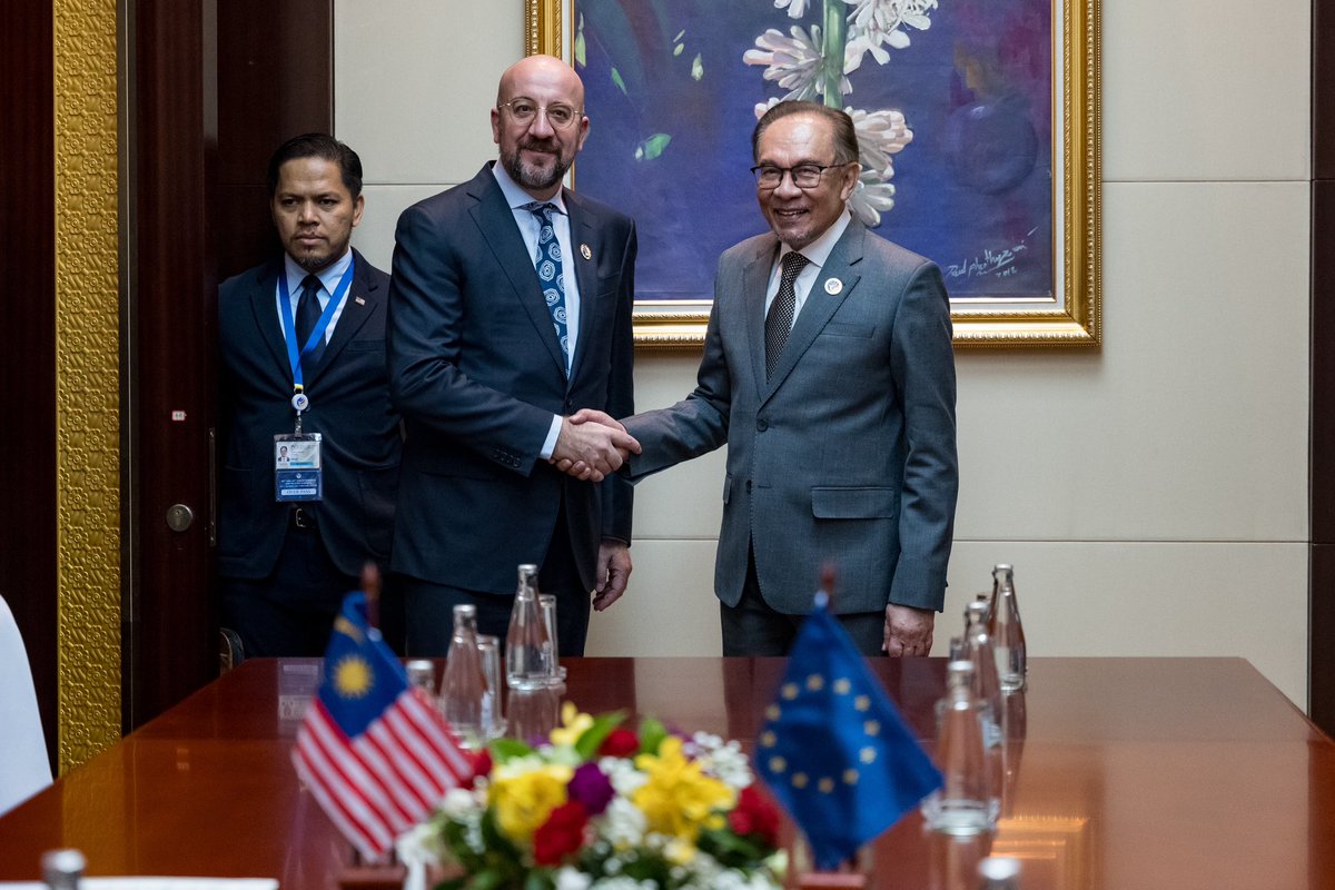 anwaribrahim's tweet photo. Saya turut berkesempatan mengetuai delegasi Malaysia untuk mengadakan pertemuan dengan Presiden Majlis Eropah, Charles Michel dan delegasinya.

Pertemuan ini saya gunakan untuk memperkukuhkan hubungan dua hala antara Malaysia dan Kesatuan Eropah (EU), selain kami turut bertukar pandangan terkait perkembangan geopolitik serantau dan antarabangsa.

Kami antara lain sepakat untuk berusaha mempertingkatkan kerjasama strategik ASEAN-EU, khususnya sewaktu Malaysia mempengerusikan ASEAN tahun depan.

Saya juga menyatakan hasrat Malaysia untuk meneruskan perbincangan terkait perjanjian perdagangan bebas (FTA) Malaysia-EU, selain menyatakan beberapa pandangan berhubung Peraturan Bebas Penebangan Hutan EU (EUDR) yang memberi kesan langsung kepada industri sawit negara.

===================

I led the Malaysian delegation in a meeting with the President of the European Council, Charles Michel, where we focused on strengthening Malaysia-EU bilateral relations and exchanged views on regional and international geopolitical developments.

We agreed on the need to enhance ASEAN-EU strategic cooperation, particularly as Malaysia assumes the ASEAN Chairmanship next year.

I also conveyed Malaysia’s intention to continue discussions on the Malaysia-EU Free Trade Agreement (FTA) and shared our perspectives on the EU Deforestation Regulation (EUDR), which directly impacts our palm oil industry.

#MalaysiaMADANI