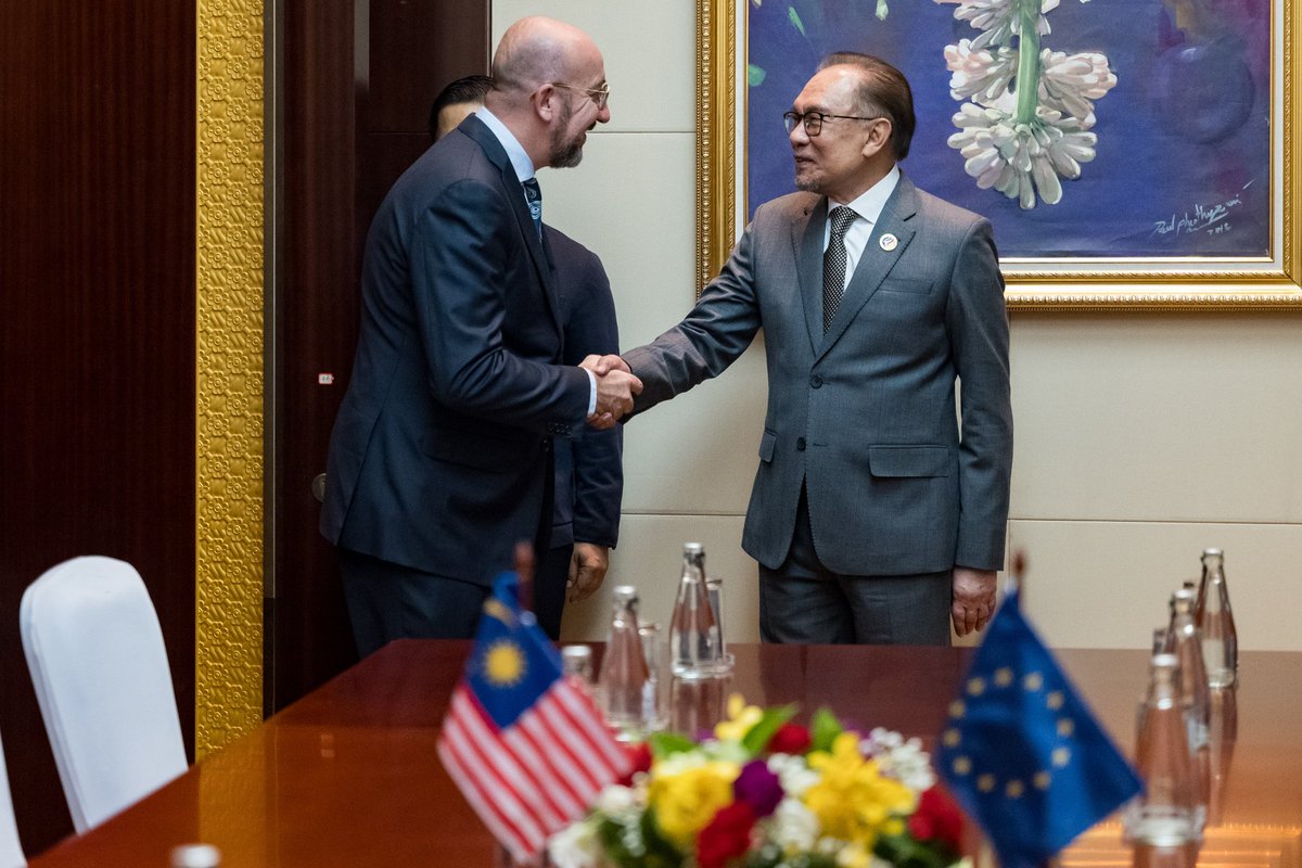 anwaribrahim's tweet photo. Saya turut berkesempatan mengetuai delegasi Malaysia untuk mengadakan pertemuan dengan Presiden Majlis Eropah, Charles Michel dan delegasinya.

Pertemuan ini saya gunakan untuk memperkukuhkan hubungan dua hala antara Malaysia dan Kesatuan Eropah (EU), selain kami turut bertukar pandangan terkait perkembangan geopolitik serantau dan antarabangsa.

Kami antara lain sepakat untuk berusaha mempertingkatkan kerjasama strategik ASEAN-EU, khususnya sewaktu Malaysia mempengerusikan ASEAN tahun depan.

Saya juga menyatakan hasrat Malaysia untuk meneruskan perbincangan terkait perjanjian perdagangan bebas (FTA) Malaysia-EU, selain menyatakan beberapa pandangan berhubung Peraturan Bebas Penebangan Hutan EU (EUDR) yang memberi kesan langsung kepada industri sawit negara.

===================

I led the Malaysian delegation in a meeting with the President of the European Council, Charles Michel, where we focused on strengthening Malaysia-EU bilateral relations and exchanged views on regional and international geopolitical developments.

We agreed on the need to enhance ASEAN-EU strategic cooperation, particularly as Malaysia assumes the ASEAN Chairmanship next year.

I also conveyed Malaysia’s intention to continue discussions on the Malaysia-EU Free Trade Agreement (FTA) and shared our perspectives on the EU Deforestation Regulation (EUDR), which directly impacts our palm oil industry.

#MalaysiaMADANI