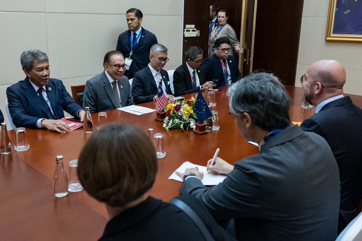 anwaribrahim's tweet photo. Saya turut berkesempatan mengetuai delegasi Malaysia untuk mengadakan pertemuan dengan Presiden Majlis Eropah, Charles Michel dan delegasinya.

Pertemuan ini saya gunakan untuk memperkukuhkan hubungan dua hala antara Malaysia dan Kesatuan Eropah (EU), selain kami turut bertukar pandangan terkait perkembangan geopolitik serantau dan antarabangsa.

Kami antara lain sepakat untuk berusaha mempertingkatkan kerjasama strategik ASEAN-EU, khususnya sewaktu Malaysia mempengerusikan ASEAN tahun depan.

Saya juga menyatakan hasrat Malaysia untuk meneruskan perbincangan terkait perjanjian perdagangan bebas (FTA) Malaysia-EU, selain menyatakan beberapa pandangan berhubung Peraturan Bebas Penebangan Hutan EU (EUDR) yang memberi kesan langsung kepada industri sawit negara.

===================

I led the Malaysian delegation in a meeting with the President of the European Council, Charles Michel, where we focused on strengthening Malaysia-EU bilateral relations and exchanged views on regional and international geopolitical developments.

We agreed on the need to enhance ASEAN-EU strategic cooperation, particularly as Malaysia assumes the ASEAN Chairmanship next year.

I also conveyed Malaysia’s intention to continue discussions on the Malaysia-EU Free Trade Agreement (FTA) and shared our perspectives on the EU Deforestation Regulation (EUDR), which directly impacts our palm oil industry.

#MalaysiaMADANI