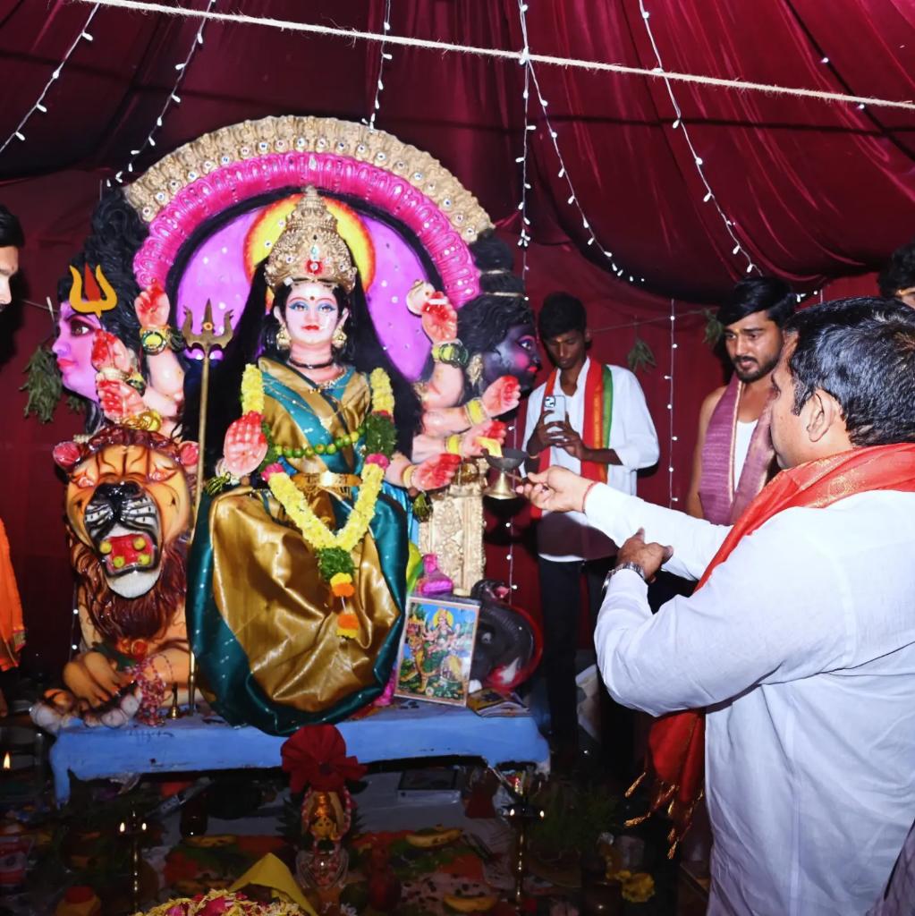 MKYTRS's tweet photo. రాయికోడ్ మండల్ ఔరంగనగర్ లో శివాజీ యూత్ వారి ఆహ్వానం మేరకు దేవీ శరన్నవాత్రి ఉత్సవ పూజలో ముఖ్య అతిథిగా పాల్గొన్న కార్పొరేటర్ మెట్టు కుమార్ యాదవ్ https://t.co/ec90JdRFhf
