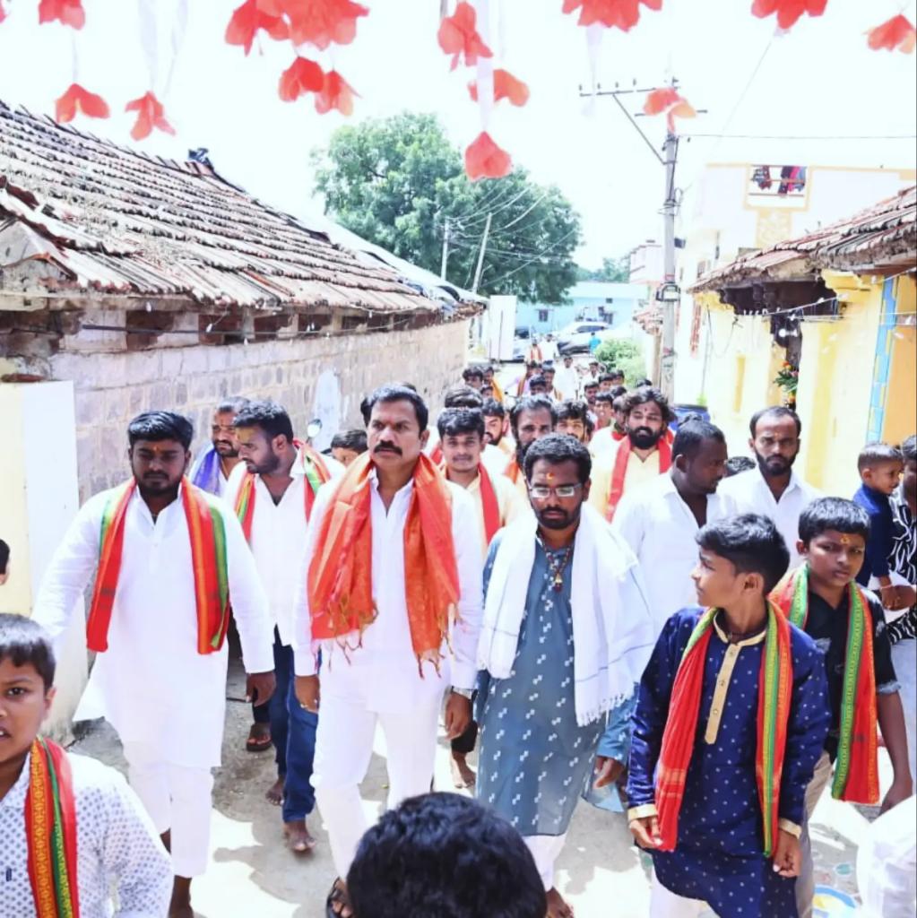 MKYTRS's tweet photo. రాయికోడ్ మండల్ ఔరంగనగర్ లో శివాజీ యూత్ వారి ఆహ్వానం మేరకు దేవీ శరన్నవాత్రి ఉత్సవ పూజలో ముఖ్య అతిథిగా పాల్గొన్న కార్పొరేటర్ మెట్టు కుమార్ యాదవ్ https://t.co/ec90JdRFhf