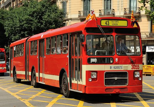 JoseLuisSTAP's tweet photo. #TalDiaComAvui, el 10 d'octubre de 1964, es presenta a Barcelona per Transportes de Barcelona i #Pegaso de #LaSagrera l'autobús 6035 A. Carrosat a #Hugas de Sant Adrià i #Noge d'Arbúcies, amb 16,5 metres i capacitat de +100 de viatgers, fou el 1r autobús articulat d'#ENASA. https://t.co/gX1Jmw5UOY