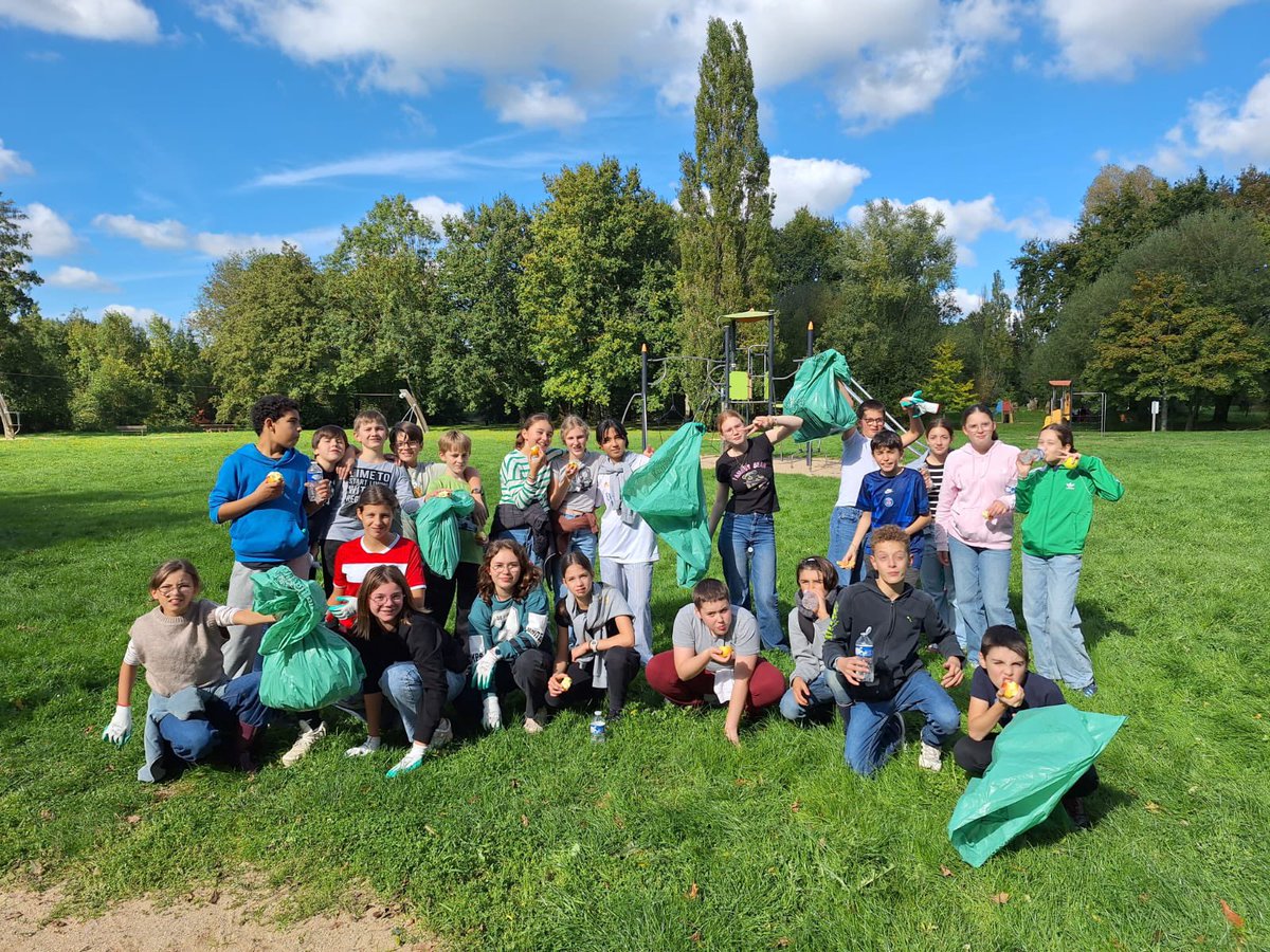 ☀️ Sous une météo ensoleillée les 5eme Halle ont participé à l’opération « nettoyons la nature » à la base de loisirs. Ils ont collecté les déchets avec bonne humeur et enthousiasme. 🌳🌎

#nettoyonslanature #environnement #sensibilisation 

<a href="/Celinebisson2/">Celine bisson</a> <a href="/acpoitiers/">Académie de Poitiers</a> <a href="/DSDEN79/">DSDEN Deux-Sèvres</a>
