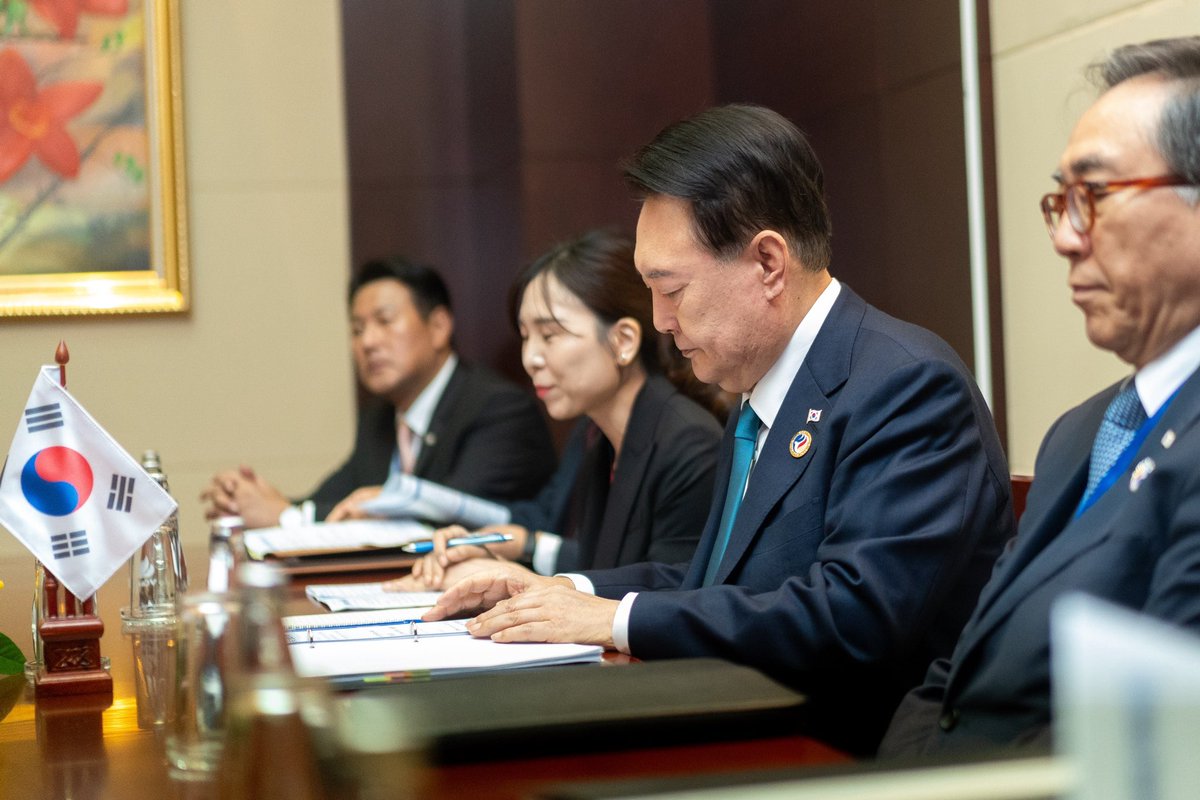 ดิฉันได้พบหารือกับท่านประธานาธิบดี ยุน ซ็อก ย็อล แห่งเกาหลีใต้ ระหว่างการประชุมสุดยอดอาเซียน เราได้ย้ำมิตรภาพที่ยาวนานและความเป็นหุ้นส่วนทางเศรษฐกิจระหว่างสองประเทศ และจะเร่งรัดการเจรจาความตกลงหุ้นส่วนทางเศรษฐกิจ ไทย-เกาหลีใต้ ให้สำเร็จภายในปีหน้า