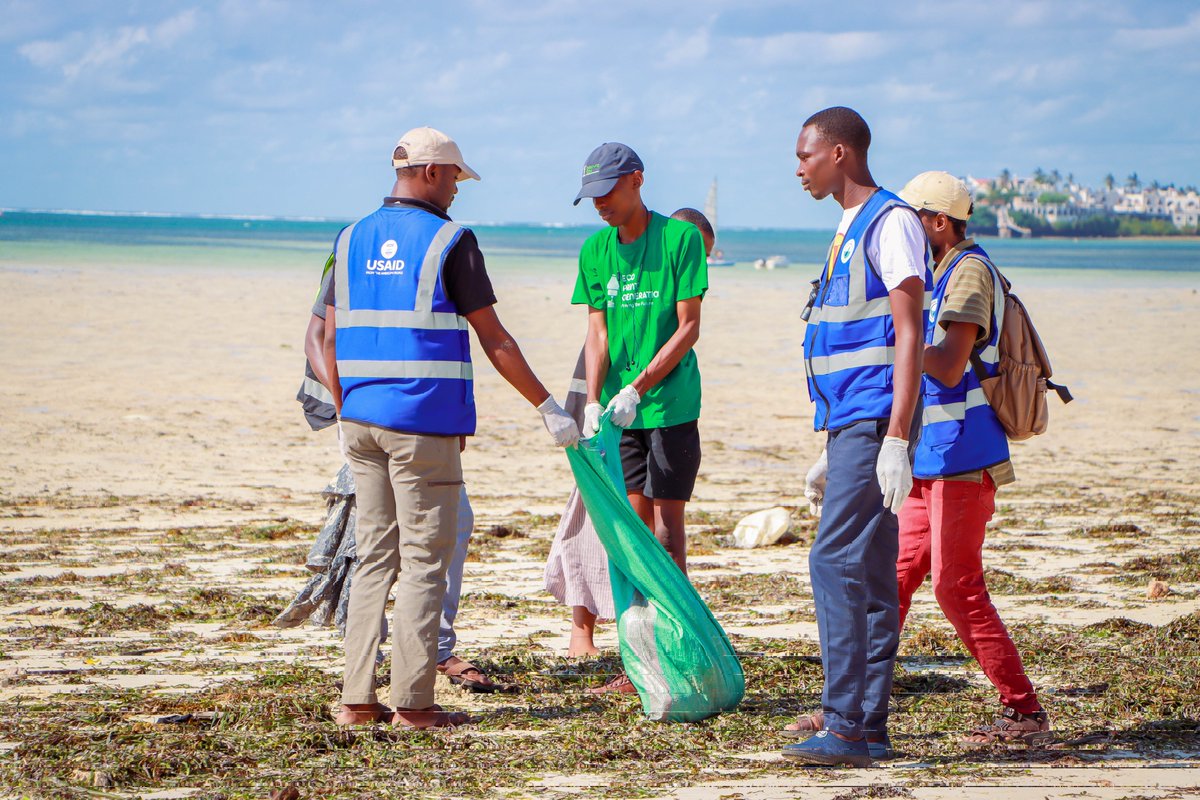 EcoPrints_'s tweet image. #HappyMazingiraHoliday
We’ve got #treemendous reasons to celebrate today! 😉 Let’s take a moment to appreciate our #branching friendships with #nature—because without those #trees, we’d all be #leafing the planet in style. 
So, get out there and #plant your #roots, pick up that