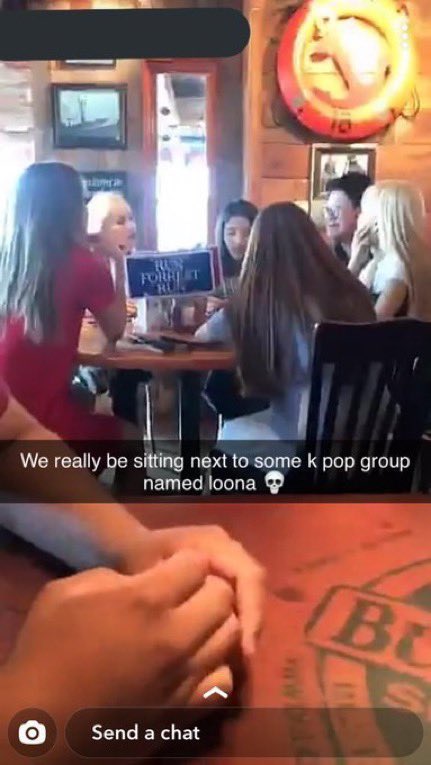 Bb_menita03's tweet image. (THREAD) random loona pics that some orbits might've not seen yet 

1. loona in bubba gump restau from another angle 

"we really be sitting next to some kpop group named loona 💀"

"weirdos"