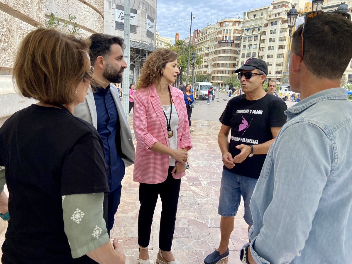 PSOEValencia's tweet photo. Nuestro apoyo a @XFragil_CV en el #DíaEuropeoDelSXF por un diagnóstico precoz, más investigación y la inclusión de las personas con SXF, una enfermedad rara, hereditaria, con discapacidad intelectual que puede ir asociada a trastornos conductuales y rasgos físicos característicos https://t.co/BI6duGq0SS