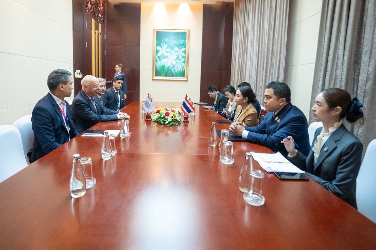 ดิฉันได้หารือกับ ศ.เคล้าส์ ชวาป ผู้ก่อตั้งและประธานบริหาร World Economic Forum (WEF) ซึ่งได้เชิญดิฉันเข้าร่วมการประชุมประจำปีของ WEF ที่เมืองดาวอส สวิตฯ ในเดือนมกราคมปีหน้า โดยจะมีผู้นำจากหลายภาคส่วนมาปรึกษาหารือกันเกี่ยวกับเรื่องยุคของปัญญาประดิษฐ์ (AI) นอกจากนี้ WEF