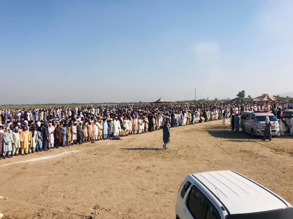 PTMUK_Official's tweet photo. هم د اوس په خیبر کې د هغو شهیدانو جنازې وشوې .کوم چې تېره ورځ پاکستانی پولیسو او نورو ځواکونو په مخامخ ډزو ویشتلو وو.په جنازه کې زیاتو خلکو ګډون وکه . د پي ټي اېم مشر منظور  پشتین  نورو سیاسی ګوندونو  مشرانو او قامی مشرانو په جنازې کې ګډون وکه.
#په_خيبر_ننګ_وکړئ 
#StateDeclaresWarOnPashtuns