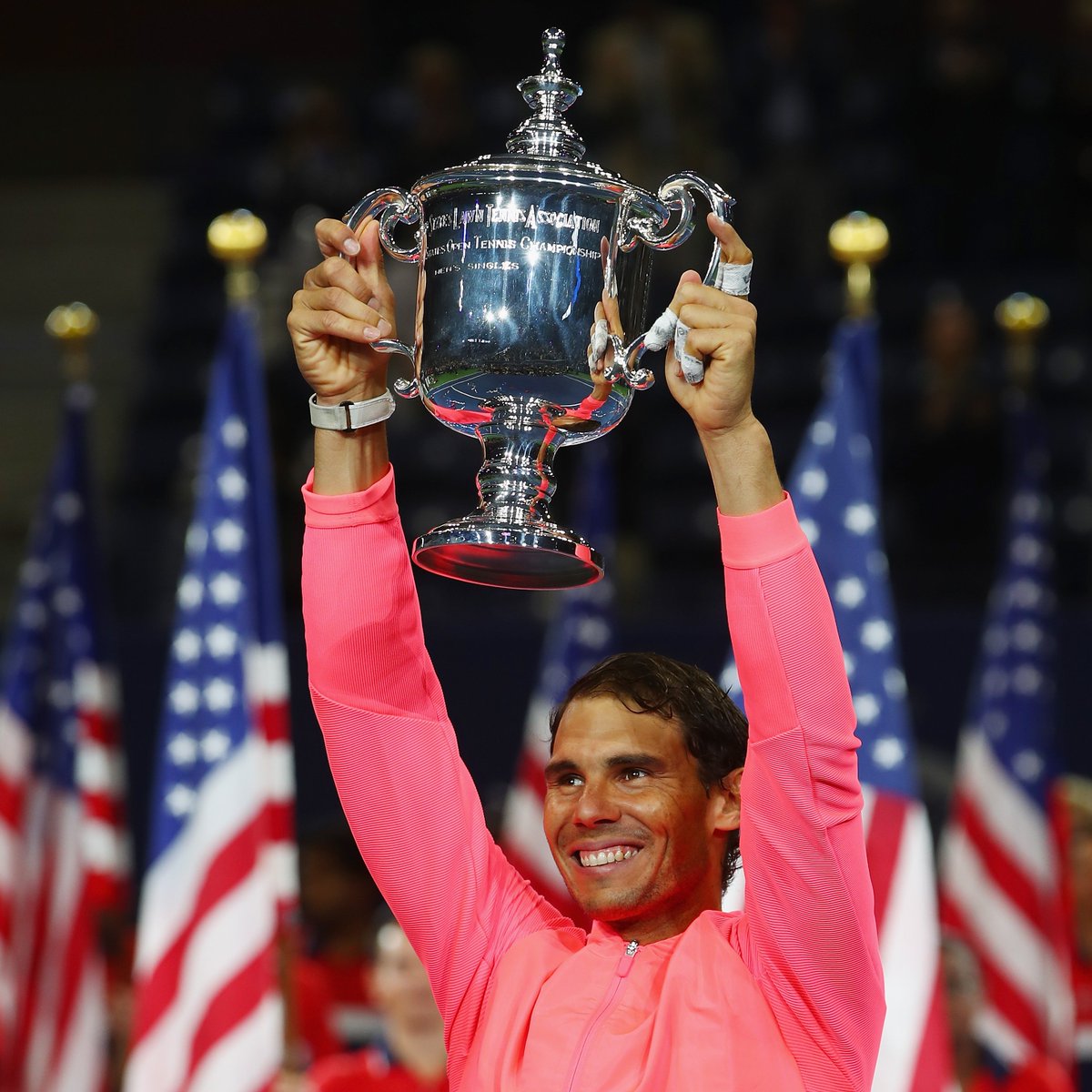 DAZN_ES's tweet photo. Llegan los últimos días de mayo. Los primeros de junio. Es época de exámenes finales y de cierre del año escolar. Pero en tu mente... solo una cosa: ¿a qué hora juega Rafa Nadal en París? ✨

Esa pregunta que, desde el 2005, ha retumbado cada fin de curso en tu cabeza. Porque allí nació todo 👑 Mientras en su tierra tocaba el cielo, nacía su leyenda. Mientras fuera de ella ampliaba su palmarés, la historia le iba reservando un sitio entre los mejores de siempre 🤩

Has ganado mucho. Tanto que te hicimos un poco nuestro. Pero lo tuyo siempre ha ido más allá. Has convertido en posible lo imposible, te has rebelado contra la lógica y has sido ejemplo de entrega y sacrificio. Modelo en la victoria, pero también en la derrota.

Rafa, con tu retirada no solo te vas tú. También se va una gran parte de nuestras vidas. Aquella que, siendo niñ@s, te vio reinar por primera vez en 2005 y la misma que hoy te dice adiós, agradecidos por todo lo que nos has hecho vivir ❤️ ¡Eres eterno! ✨