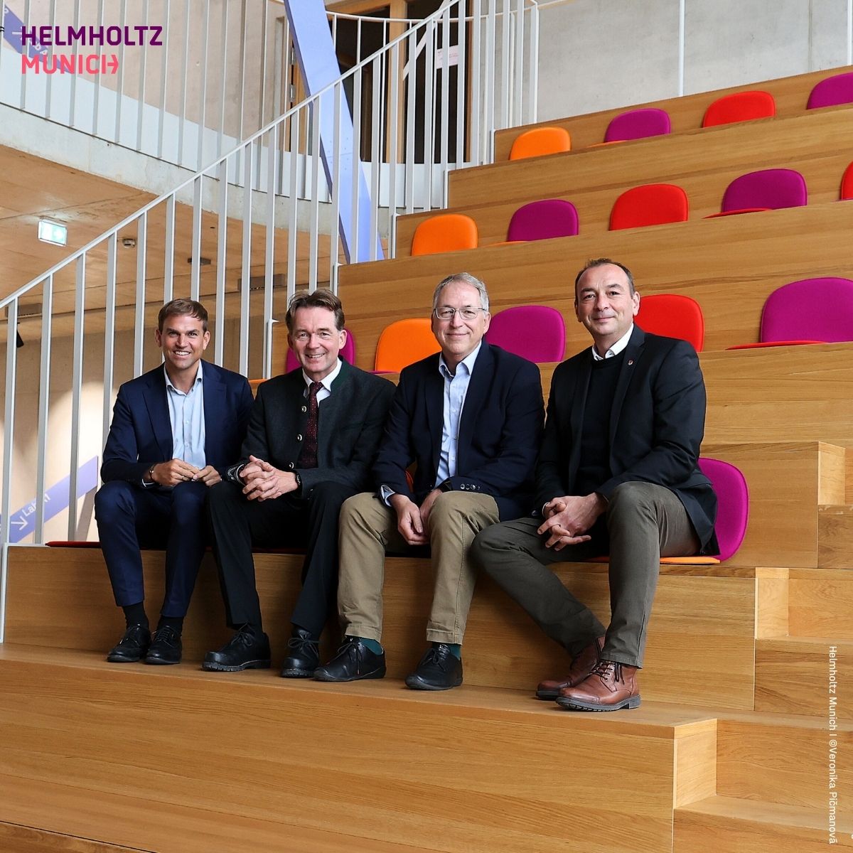 Heute besuchten der Bayerische Landtagsabgeordnete Maximilian Böltl und der Erste Bürgermeister von Oberschleißheim, Markus Böck, unser Forschungszentrum.

Die #HelmholtzMunich Geschäftsführer Prof. Dr. Matthias Tschöp und Dr. Michael Frieser führten die Gäste durch die
