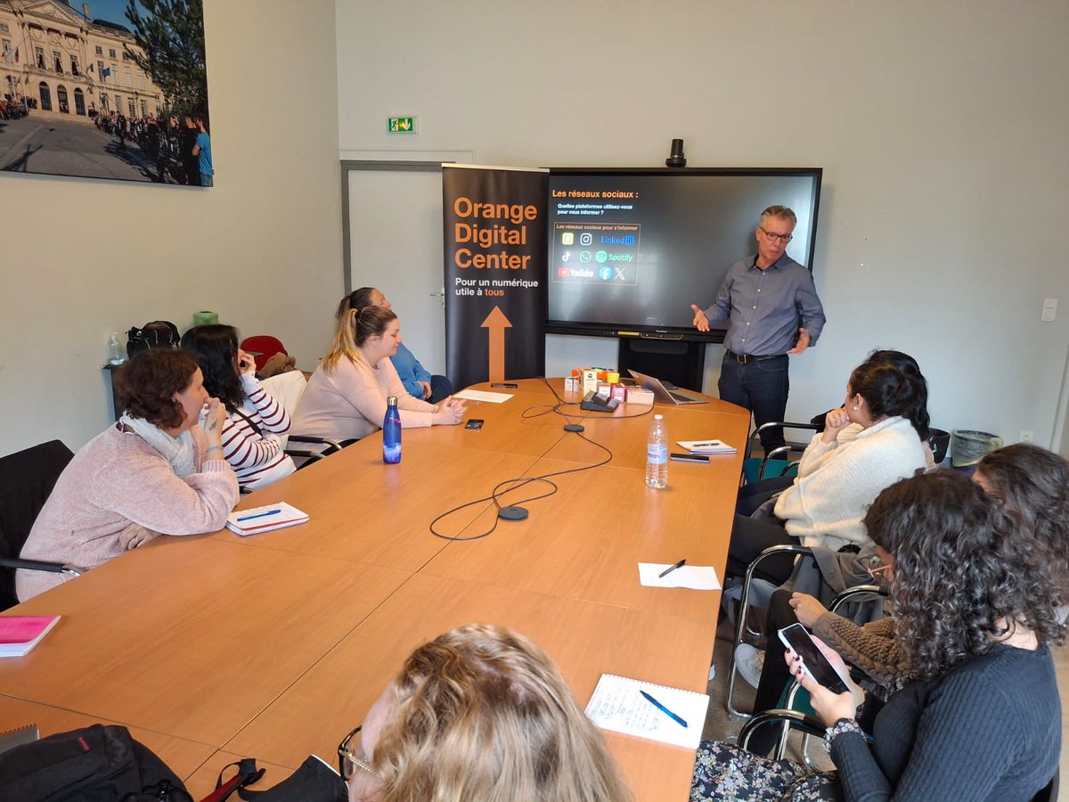 Merci à nos ambassadrices <a href="/OrangeGrandEst/">Orange Grand Est</a> ,Clotilde et Manon, pour cette formation ce matin à <a href="/Chalonsenchamp/">Chalons-en-Champagne</a> visant à former 10 animateurs périscolaires à l’escape game #LesMagiciensDuNumerique👍
Une animation pour sensibiliser les plus jeunes aux bons usages du #numerique
#rse