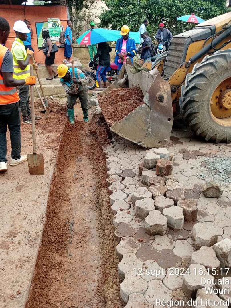 bric_cm's tweet photo. [Aménagement urbain de la Ville de #Douala : Le choix du #pavé trèfle de 13cm, une solution qui marche !]
✅ Mise en oeuvre et entretien faciles 💡
✅ Capacité de production de 600M2/Jour 🔥
📩 serviceclient@briccameroun.com
📞 6 77 78 85 58 
#BRIC, Des constructions qui durent! https://t.co/HX8XcwTTMW