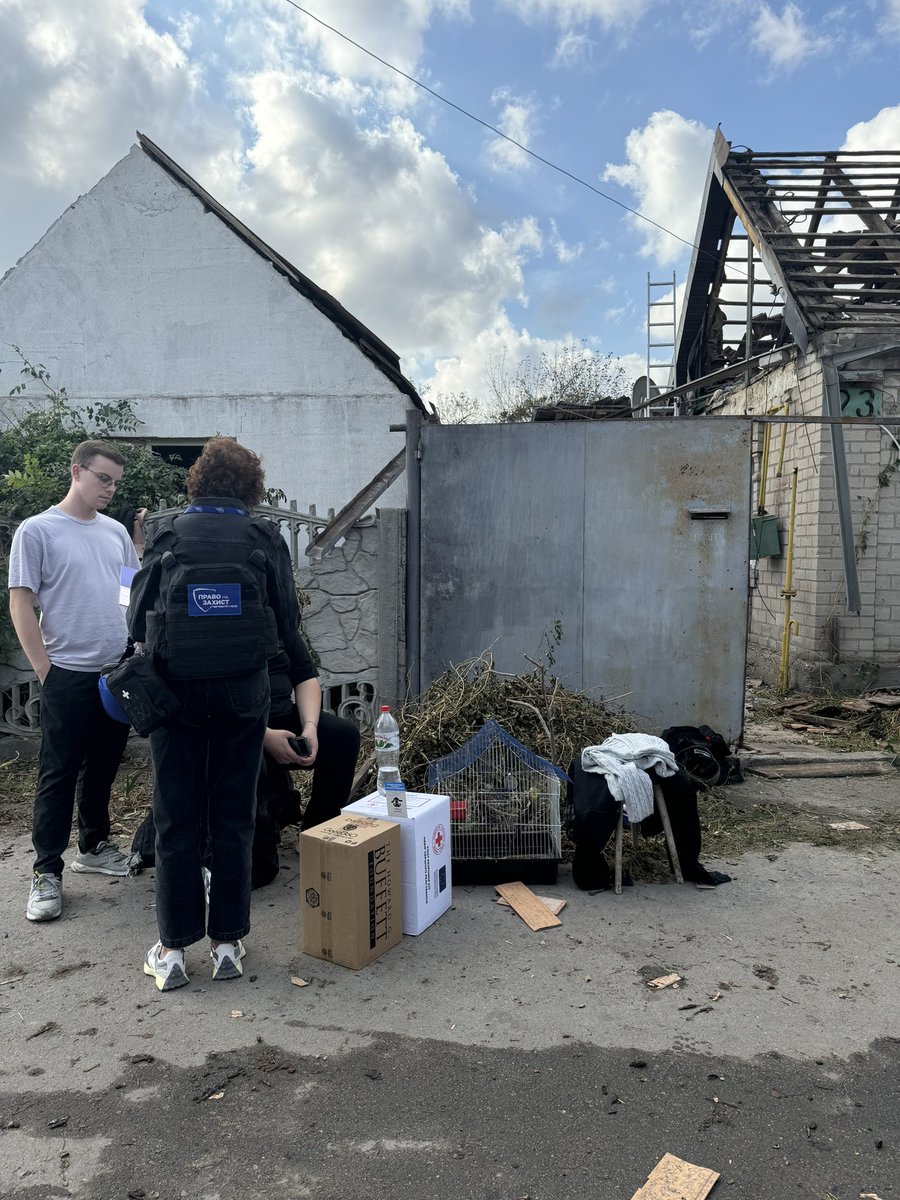 Diese Ziele greift Russland an: kleine Wohnsiedlungen in der Ukraine, Einfamilienhäuser, Zivilisten. Am Morgen wird Saporischschja von russischen Gleitbomben getroffen. Wir sehen mehrere Häuser, von denen nur noch das Erdgeschoss steht. Davor ihre erschöpften Bewohner. <a href="/ZDFheute/">ZDFheute</a>