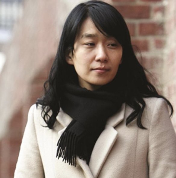 «وجدان وحشتناکترین چیزهاست»

در جایی از “اعمال انسانی” نوشته است:

«من در حال جنگم؛ تنها، هر روز، من با این نکبت می‌جنگم.
من با حقیقت انسانیت خودم می‌جنگم…

زیرا بعضی از خاطرات هرگز درمان نمی‌شوند. آن‌ها به جای اینکه مثل سایر خاطرات با گذر زمان محو شوند، همیشه با تو می‌مانند»/۱