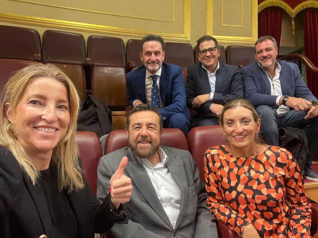 BalEdmundo's tweet photo. Hemos estado en la Tribuna de Invitados en este gran día.
Hoy es el día de las entidades #ELA por su tesón y su esfuerzo.
Y la alegría inmensa de estar con @JILopezBas @SaraGimnez @MGutierrezCs @jmespejosaav @mariadelamiel Los mejores. https://t.co/4laTwIQXlo